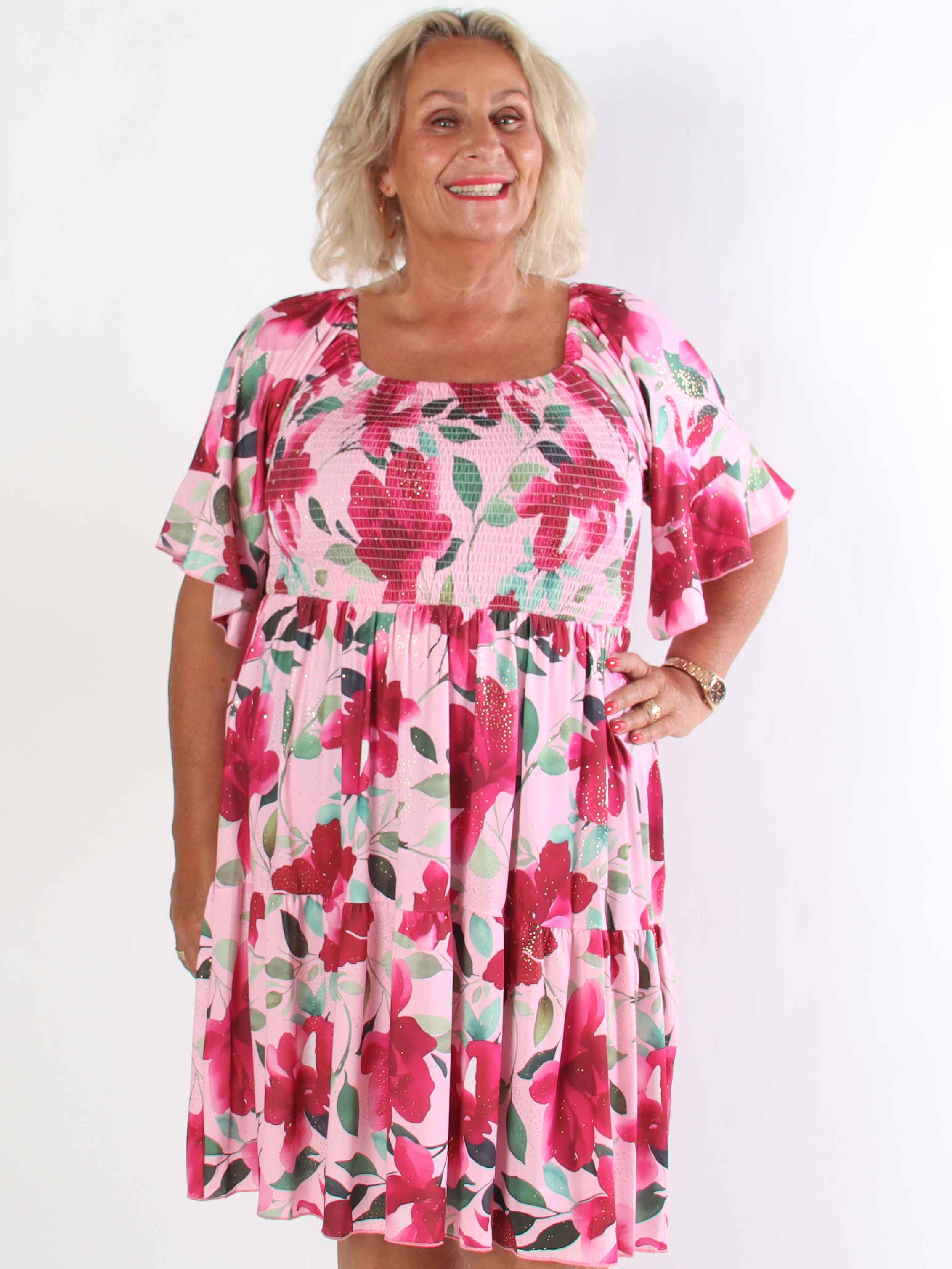 Elna Fiore Short - Blomstret elastisk plus size kjole med smock over brystet
