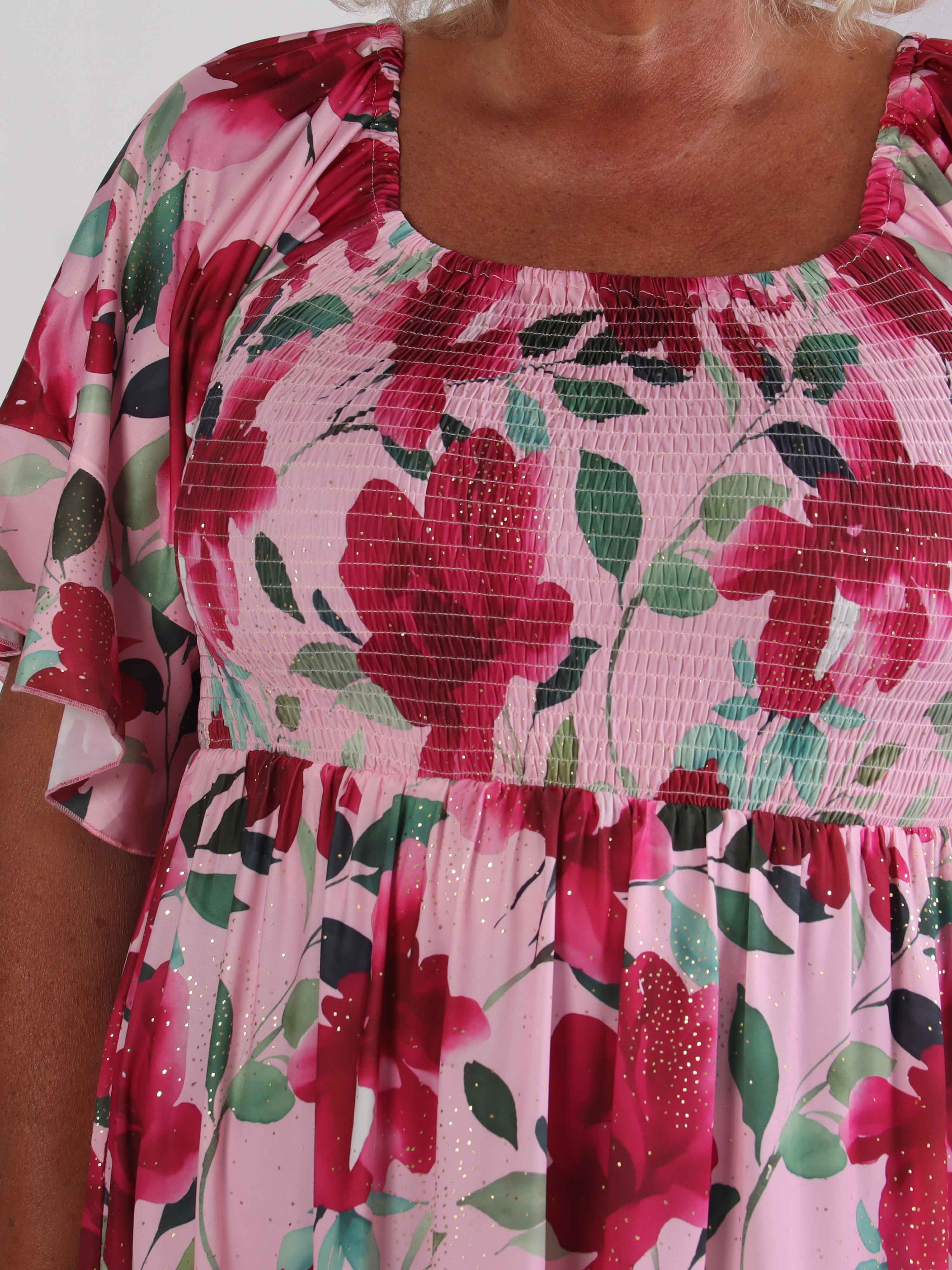 Elna Fiore Short - Blomstret elastisk plus size kjole med smock over brystet