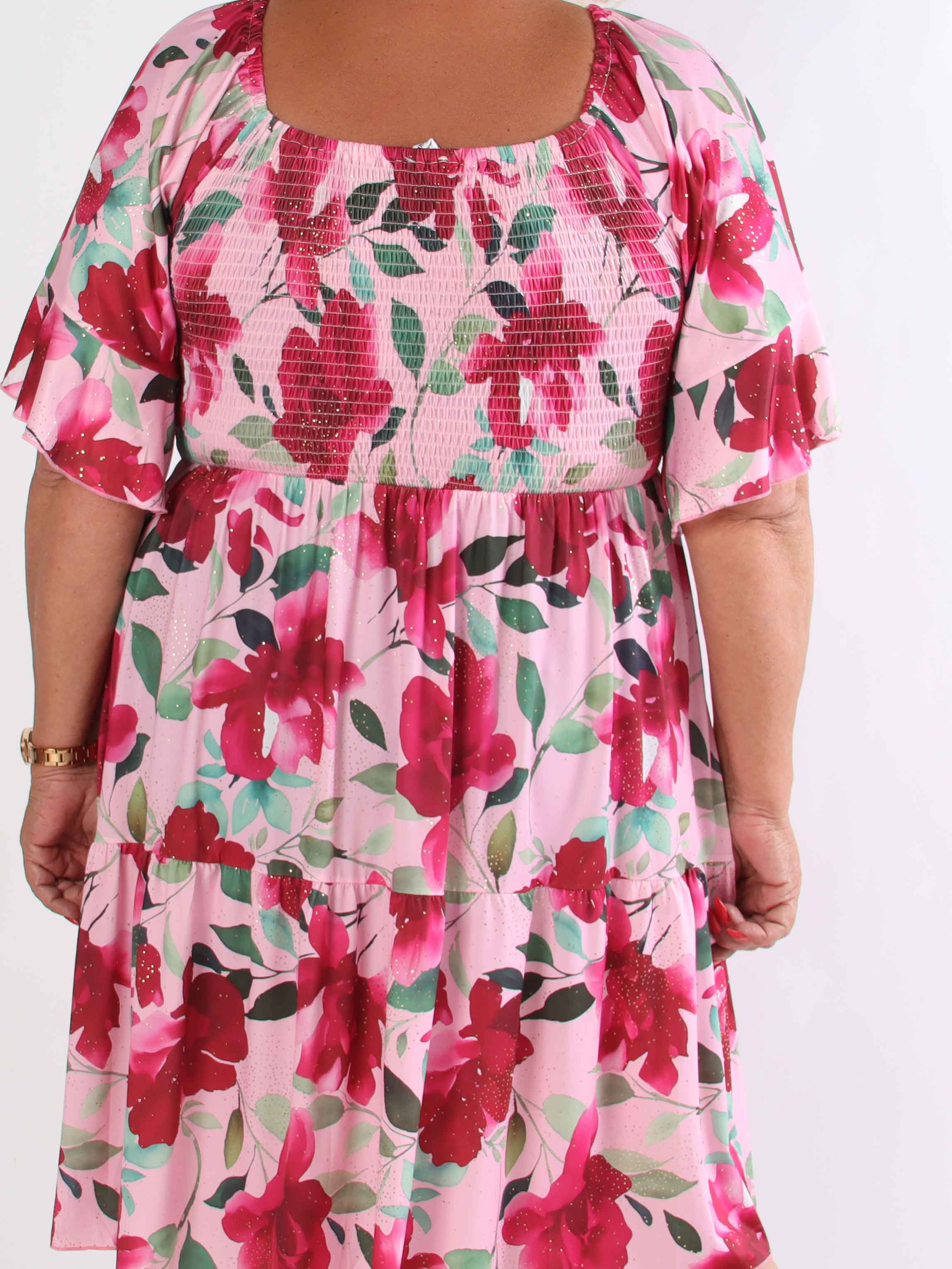 Elna Fiore Short - Blomstret elastisk plus size kjole med smock over brystet