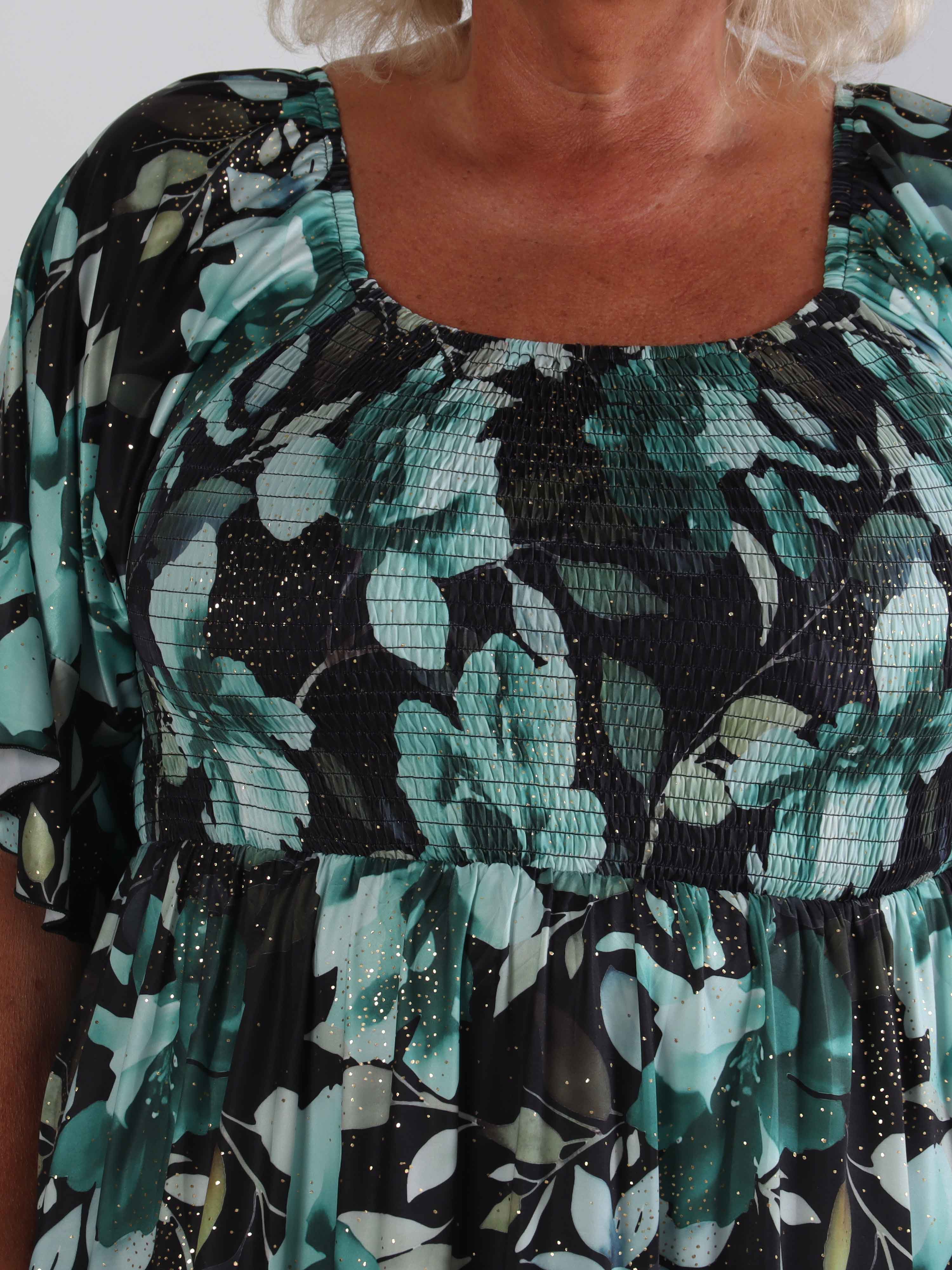 Elna Fiore Short - Blomstret elastisk plus size kjole med smock over brystet