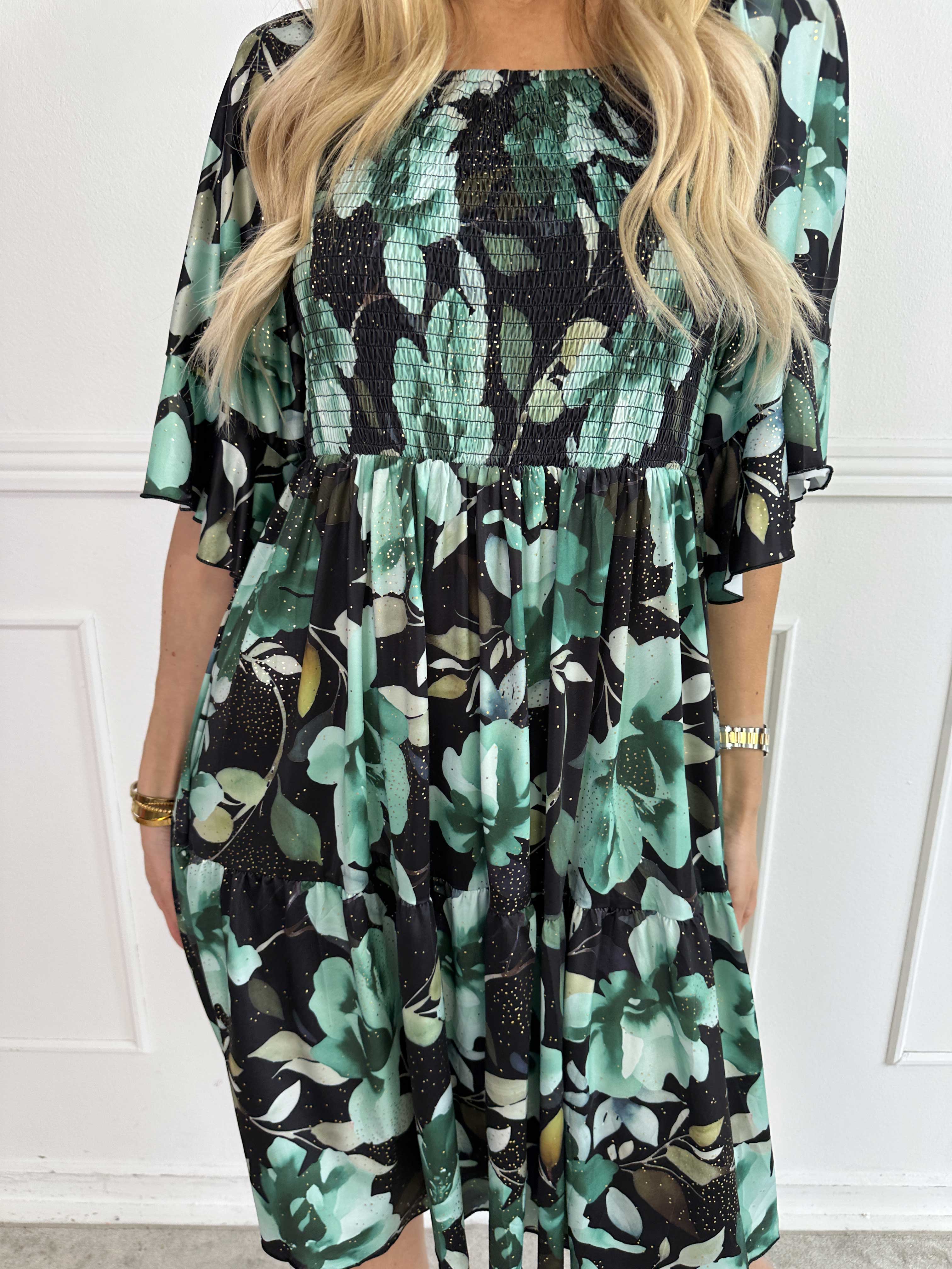 Elna Fiore Short - Blomstret elastisk kjole med smock over brystet