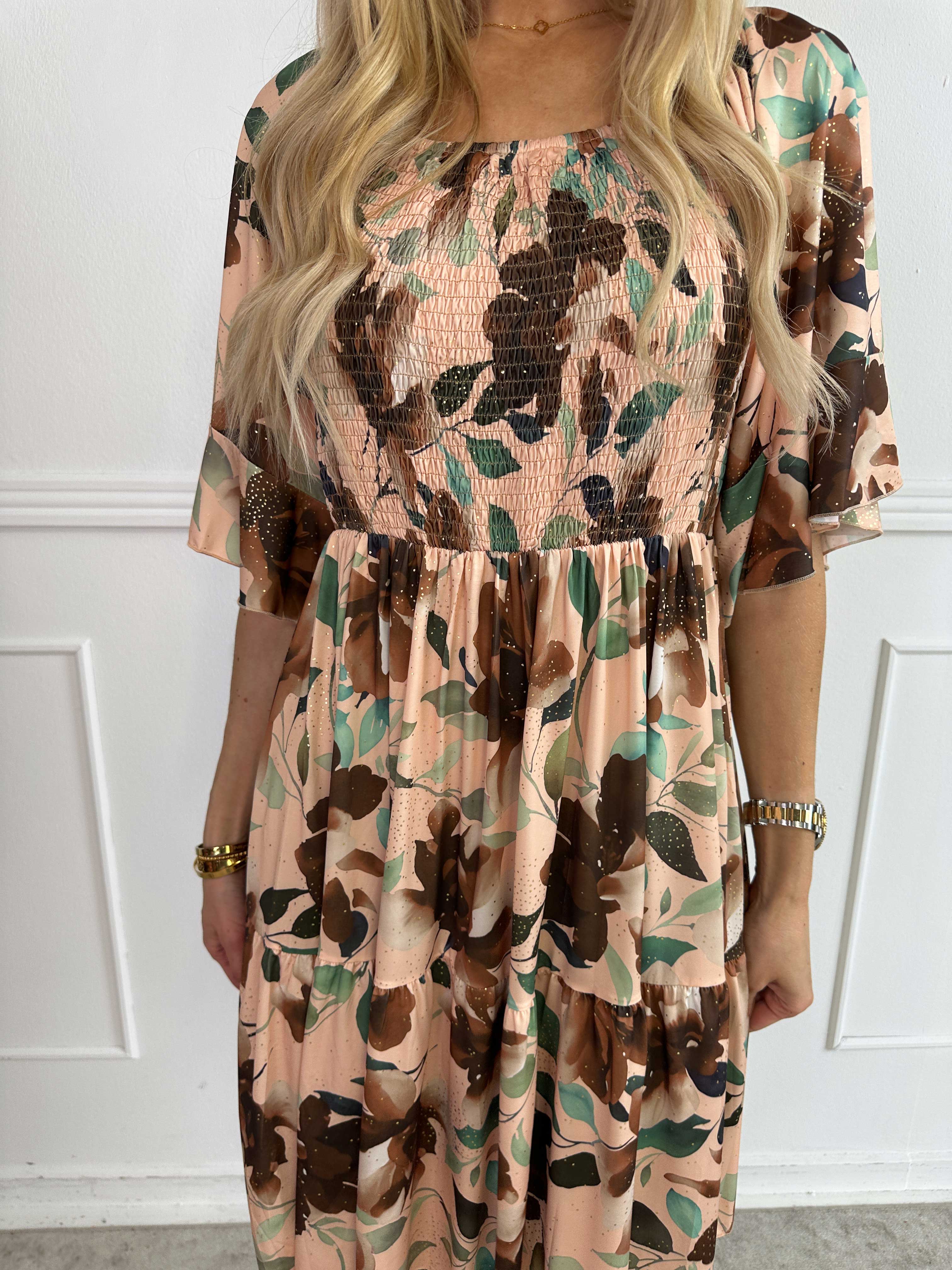 Elna Fiore Short - Blomstret elastisk kjole med smock over brystet