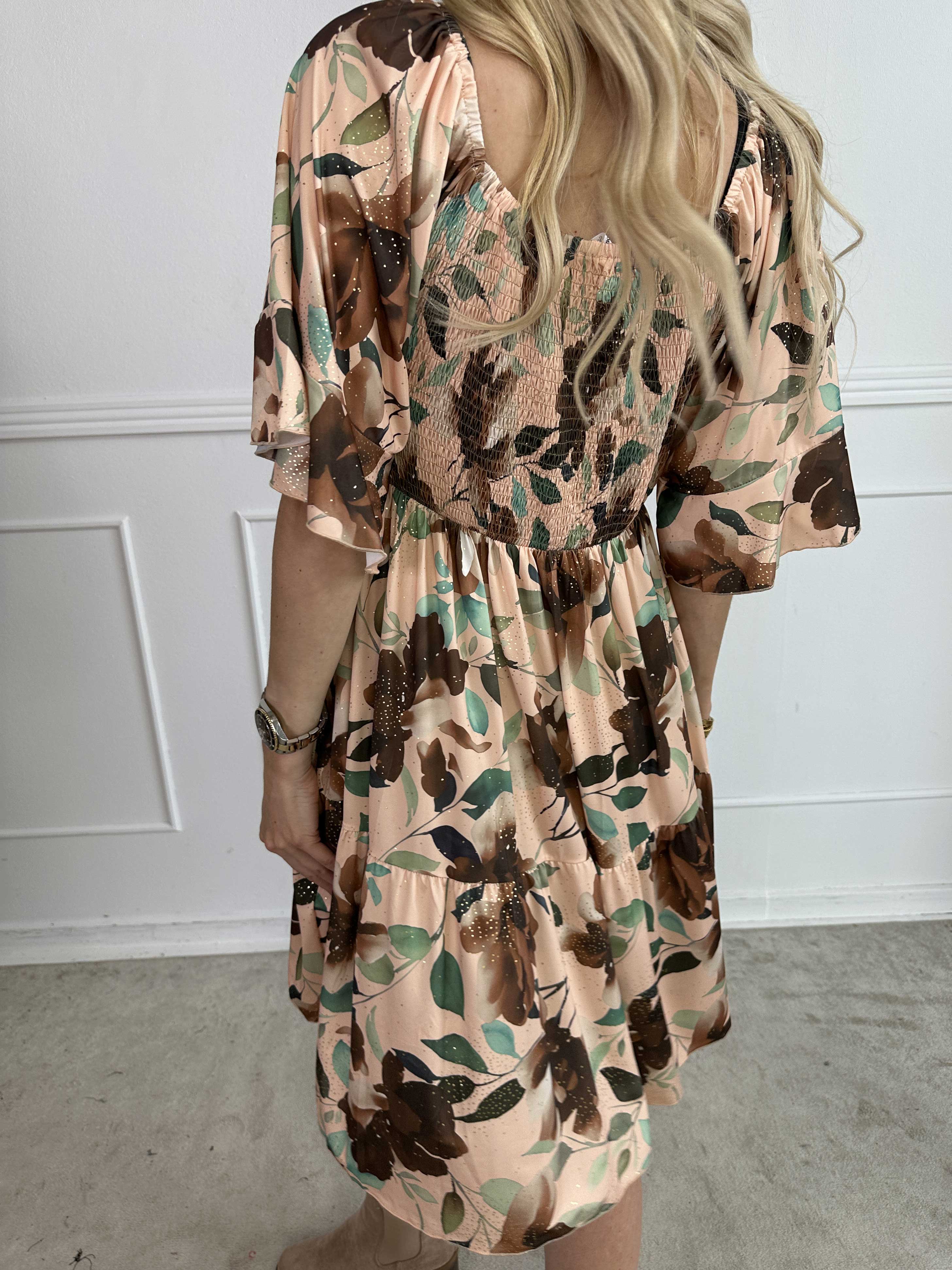 Elna Fiore Short - Blomstret elastisk kjole med smock over brystet