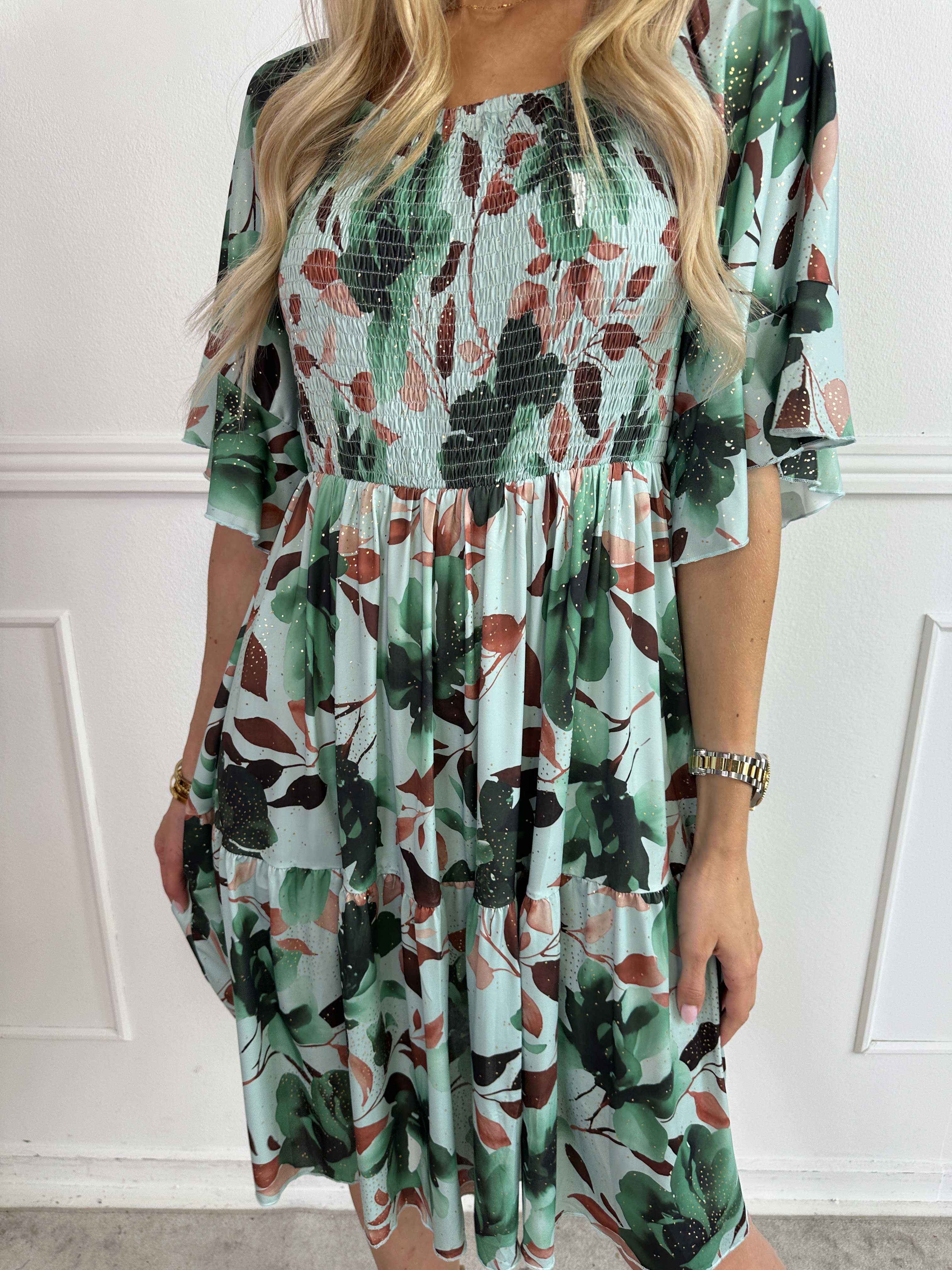 Elna Fiore Short - Blomstret elastisk kjole med smock over brystet