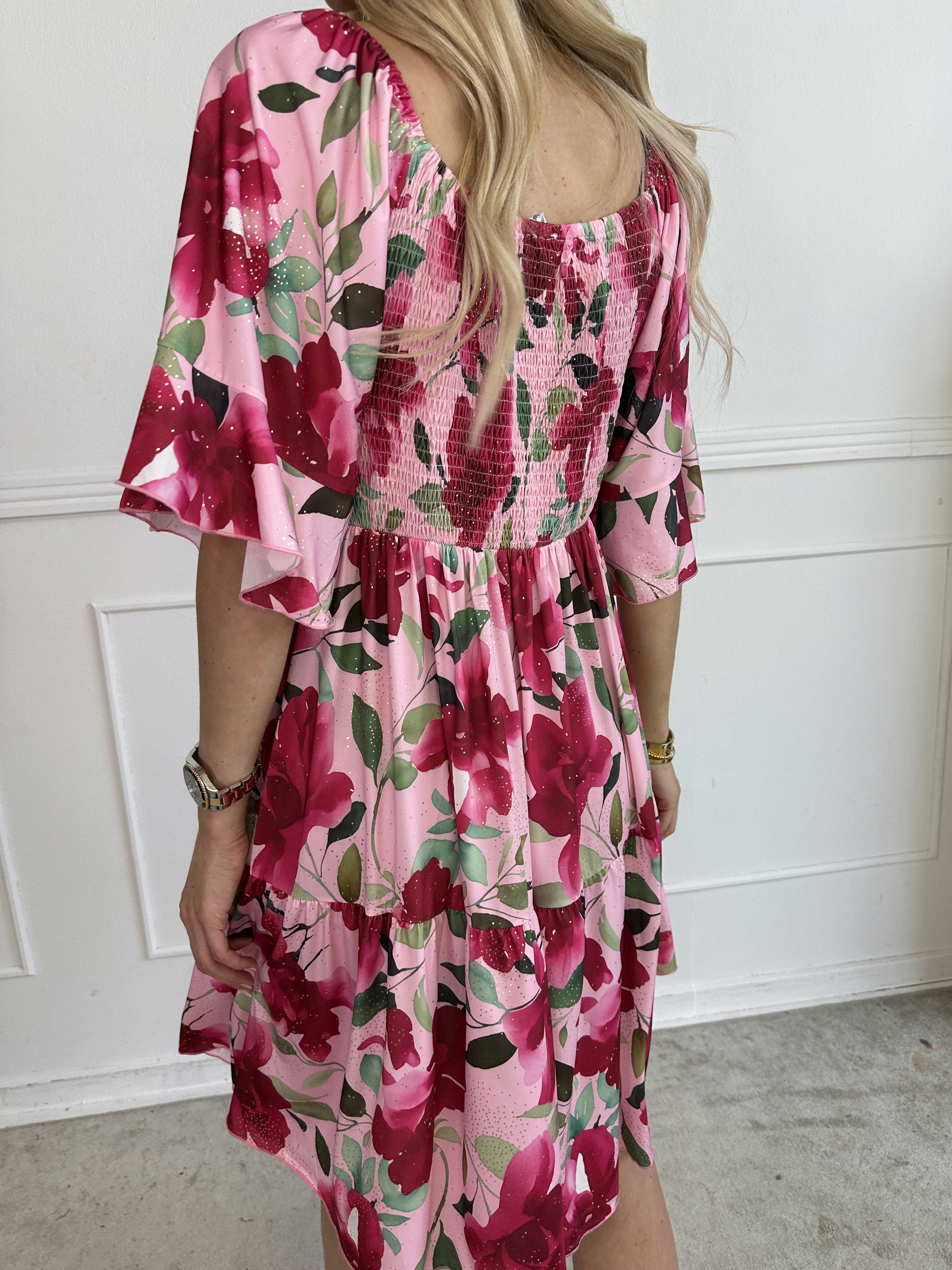 Elna Fiore Short - Blomstret elastisk kjole med smock over brystet