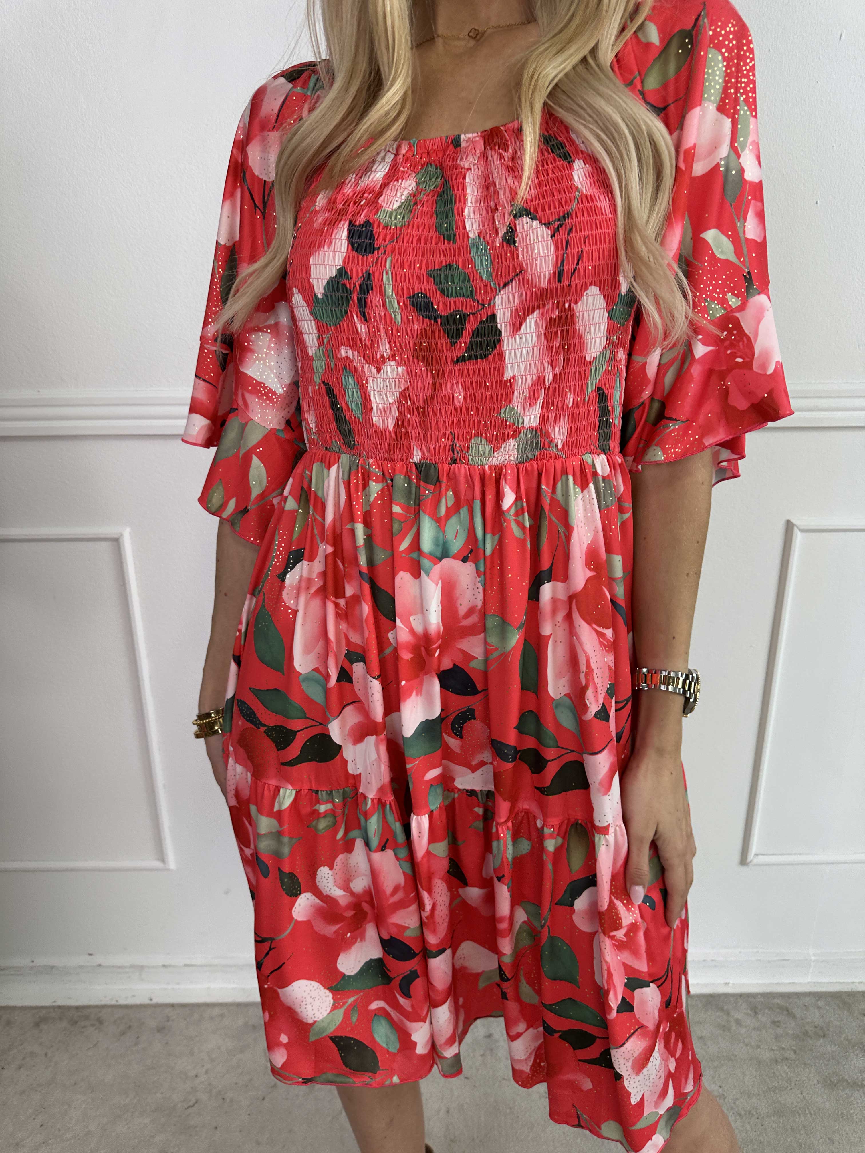 Elna Fiore Short - Blomstret elastisk kjole med smock over brystet