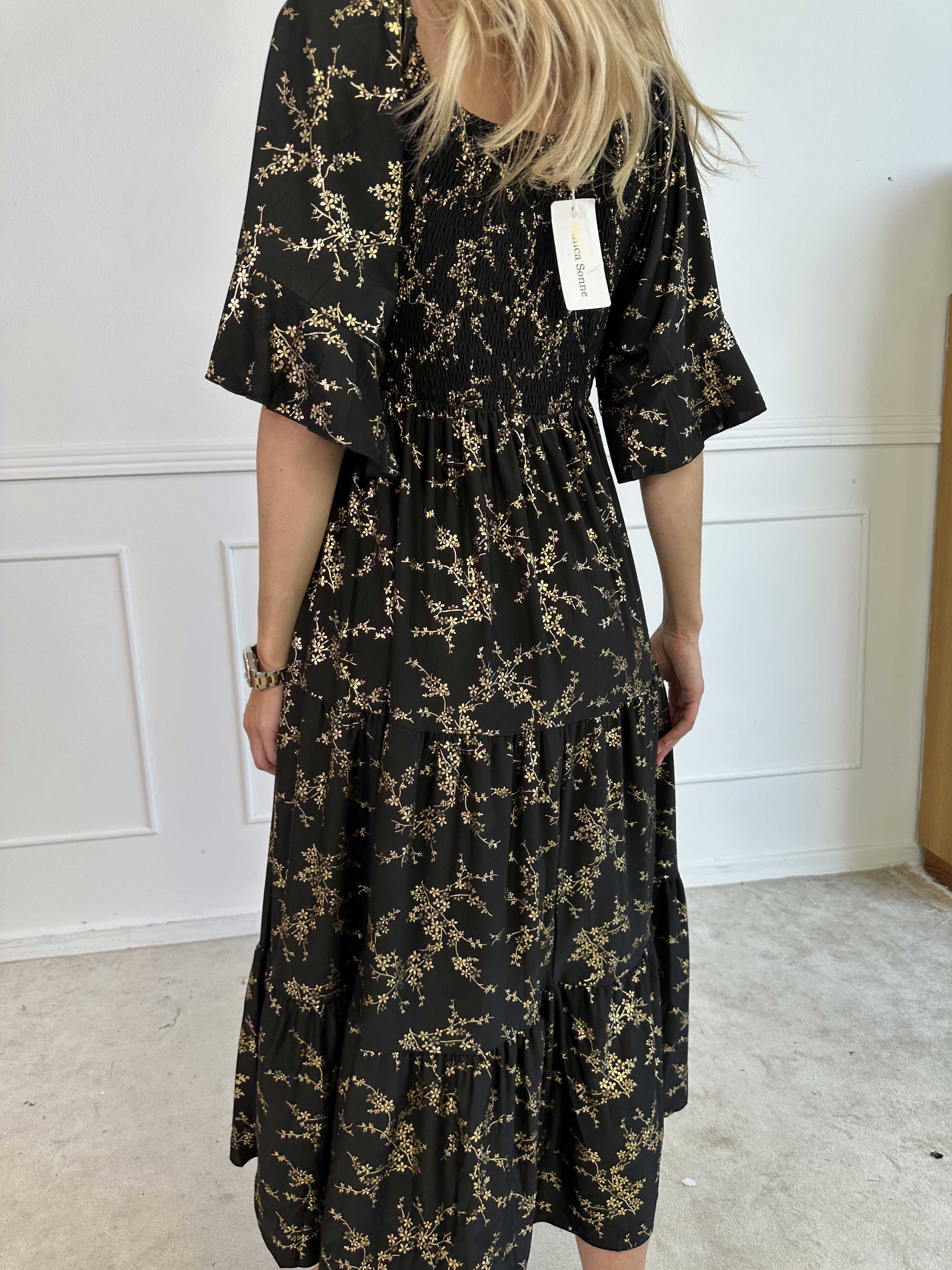 Elna Gold - Ensfarvet elastisk kjole med smock og guld print