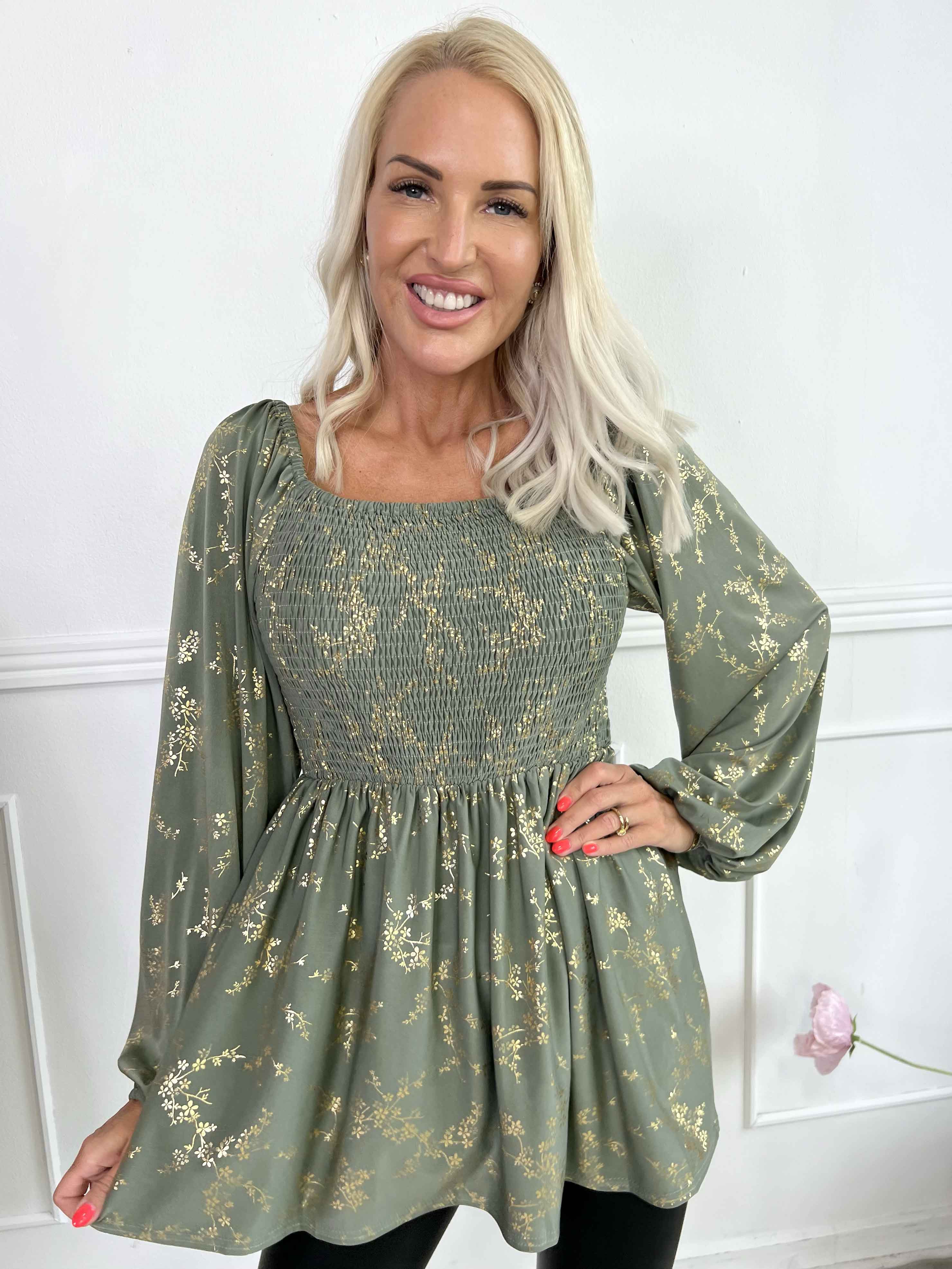 Elna Gold Shirt L/S - Elastisk bluse med guld print og smock over brystet