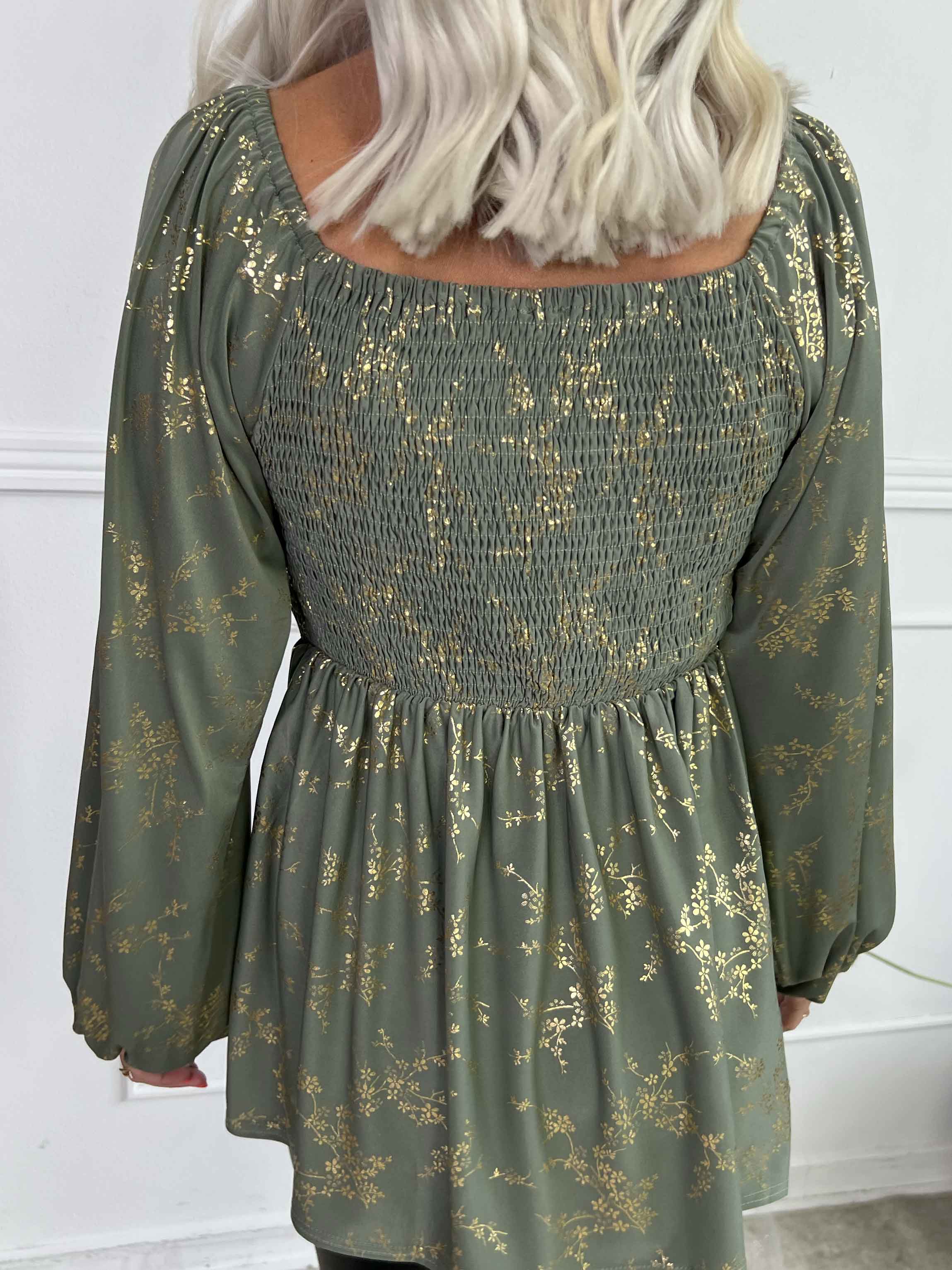 Elna Gold Shirt L/S - Elastisk bluse med guld print og smock over brystet