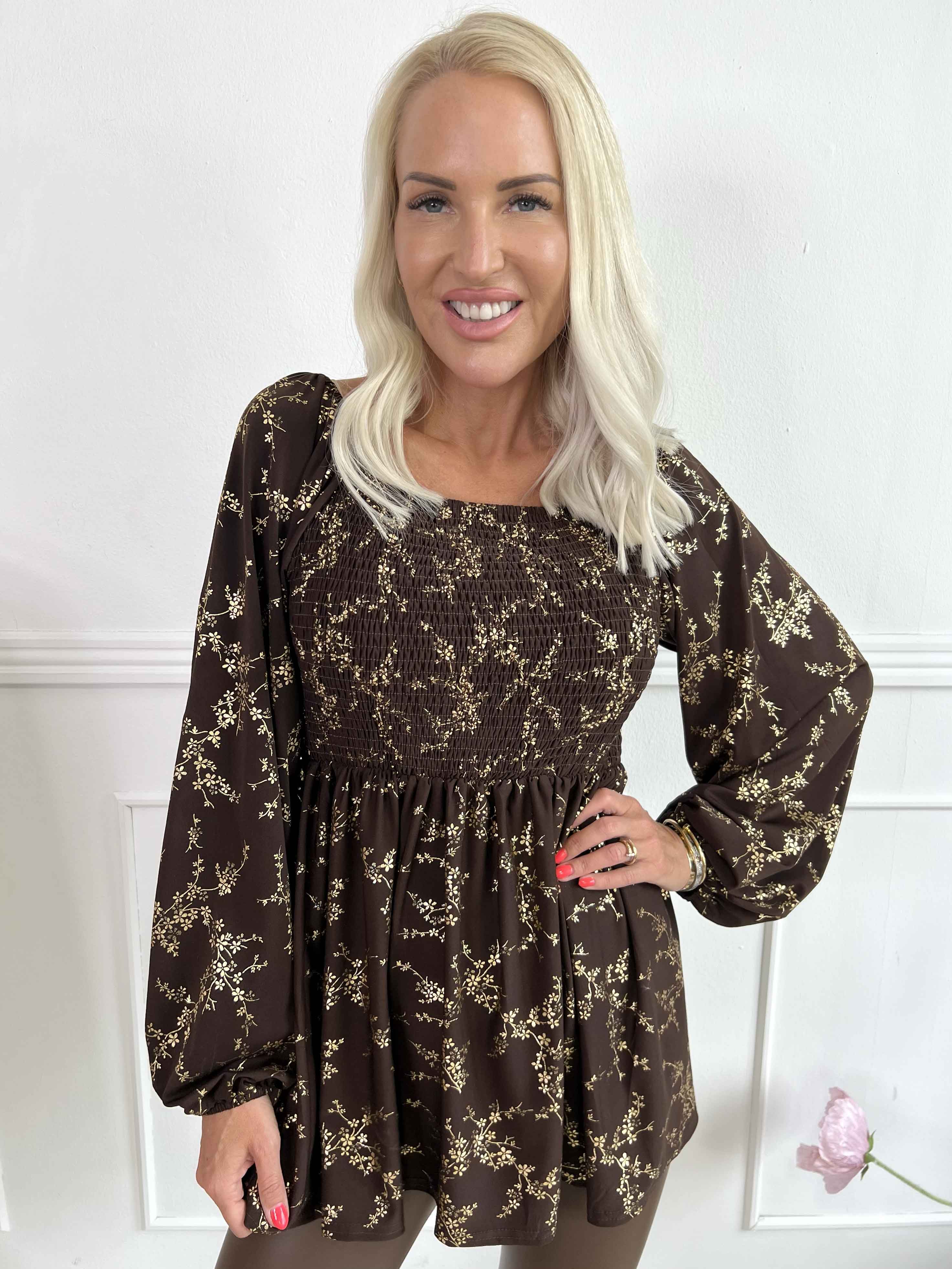 Elna Gold Shirt L/S - Elastisk bluse med guld print og smock over brystet