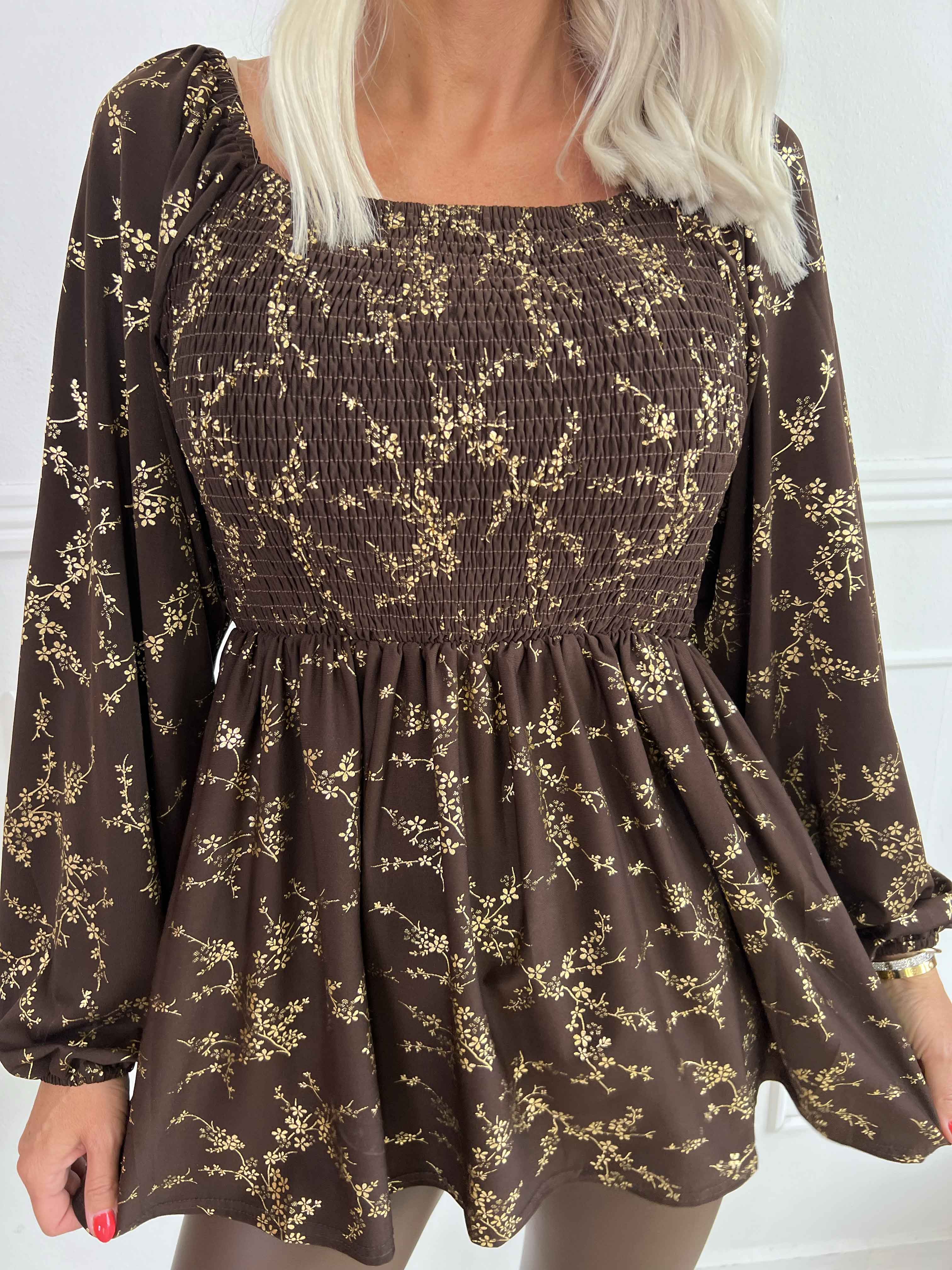 Elna Gold Shirt L/S - Elastisk bluse med guld print og smock over brystet