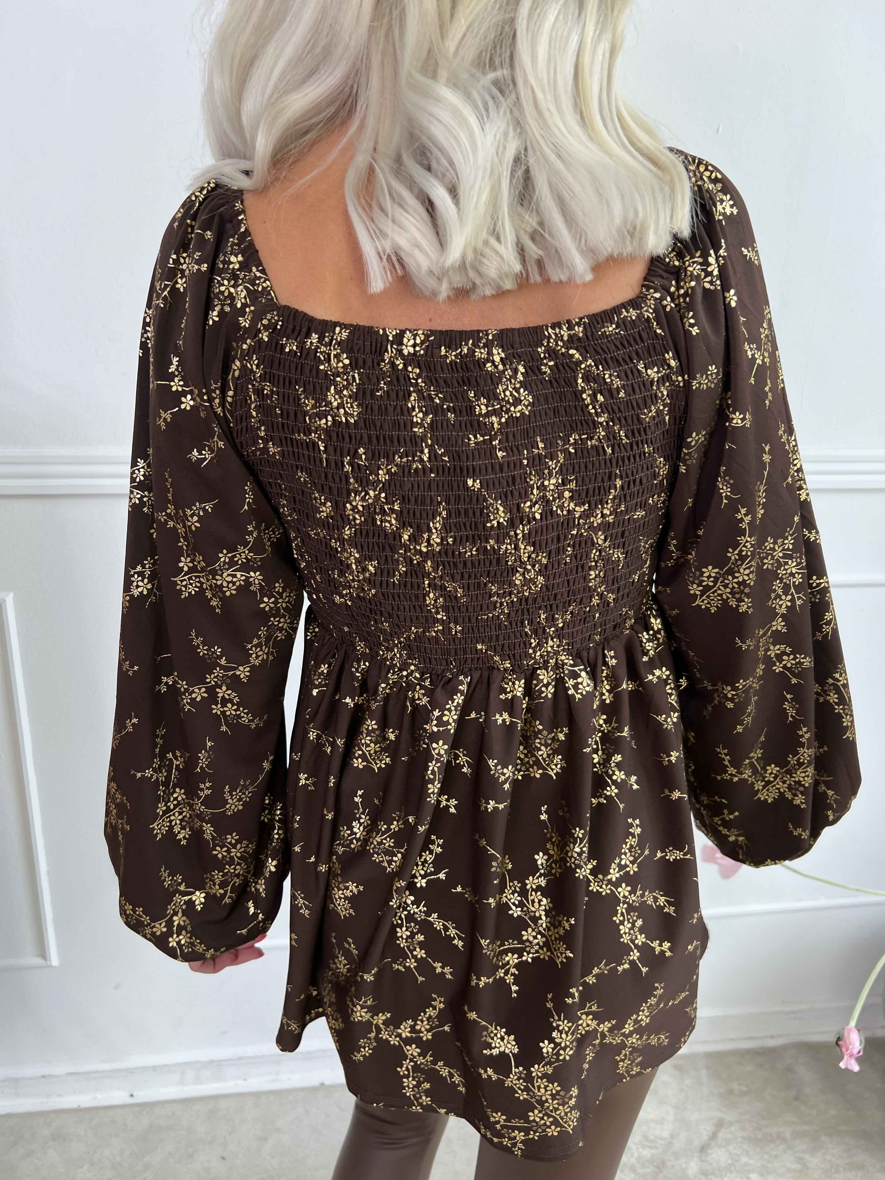 Elna Gold Shirt L/S - Elastisk bluse med guld print og smock over brystet