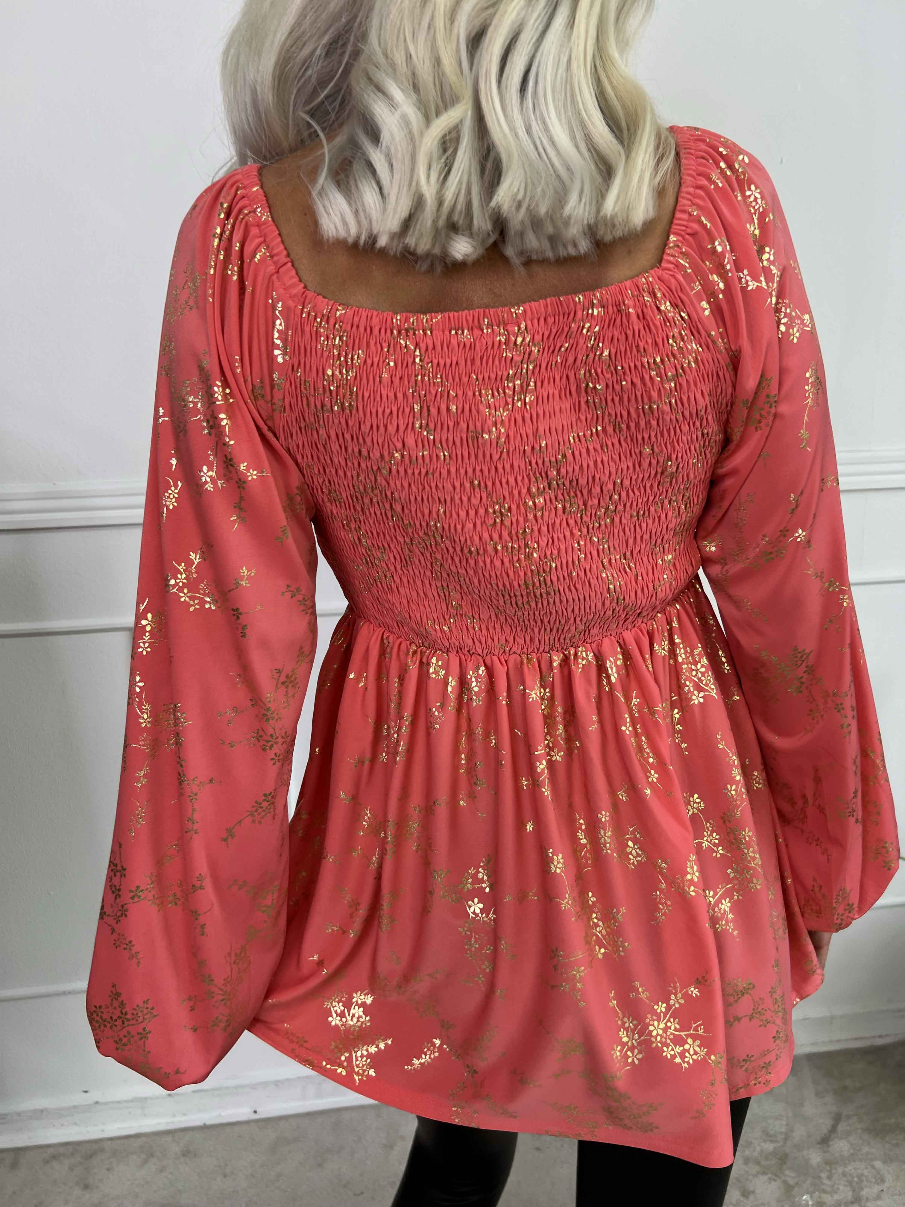 Elna Gold Shirt L/S - Elastisk bluse med guld print og smock over brystet