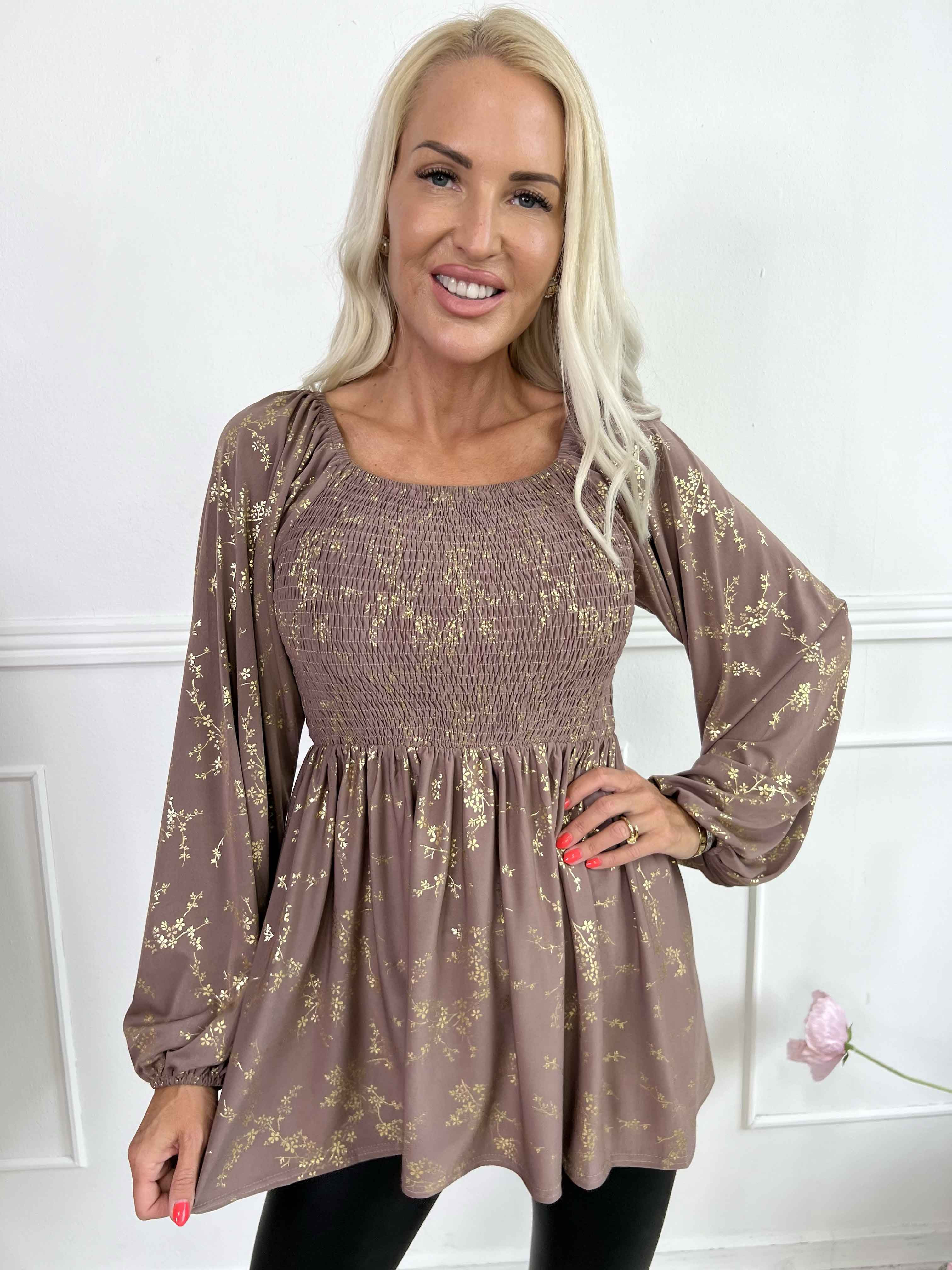 Elna Gold Shirt L/S - Elastisk bluse med guld print og smock over brystet