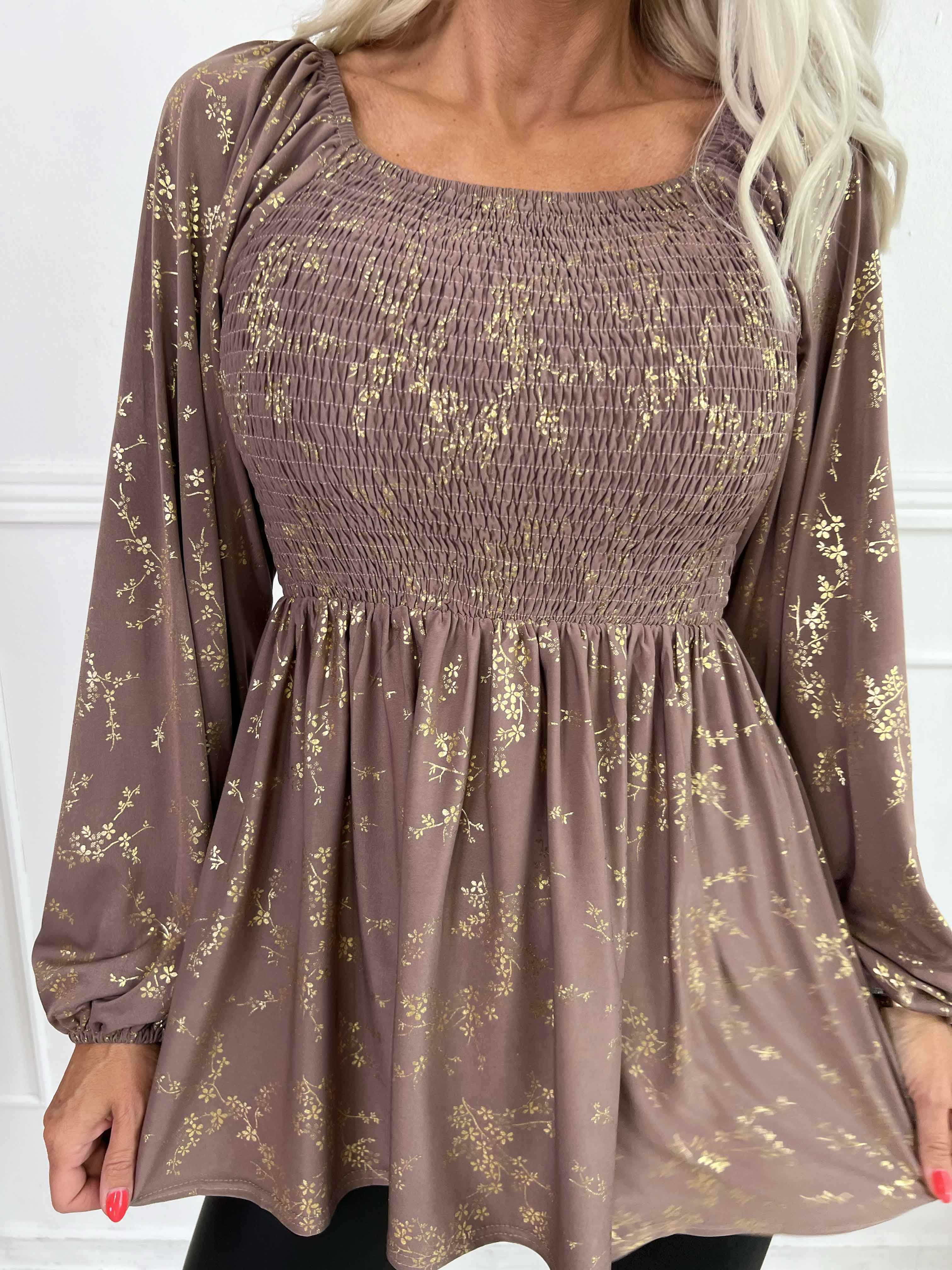 Elna Gold Shirt L/S - Elastisk bluse med guld print og smock over brystet