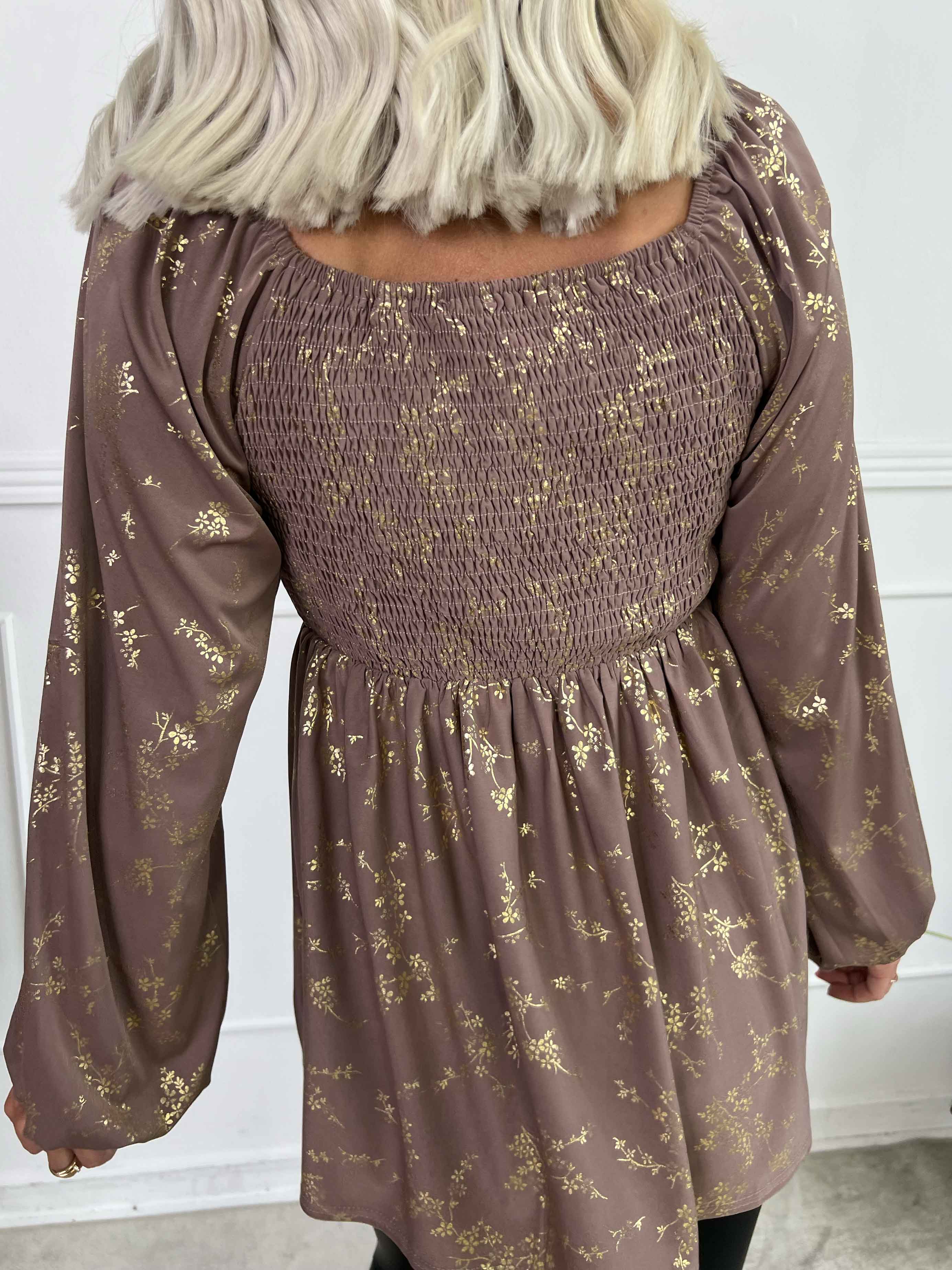 Elna Gold Shirt L/S - Elastisk bluse med guld print og smock over brystet