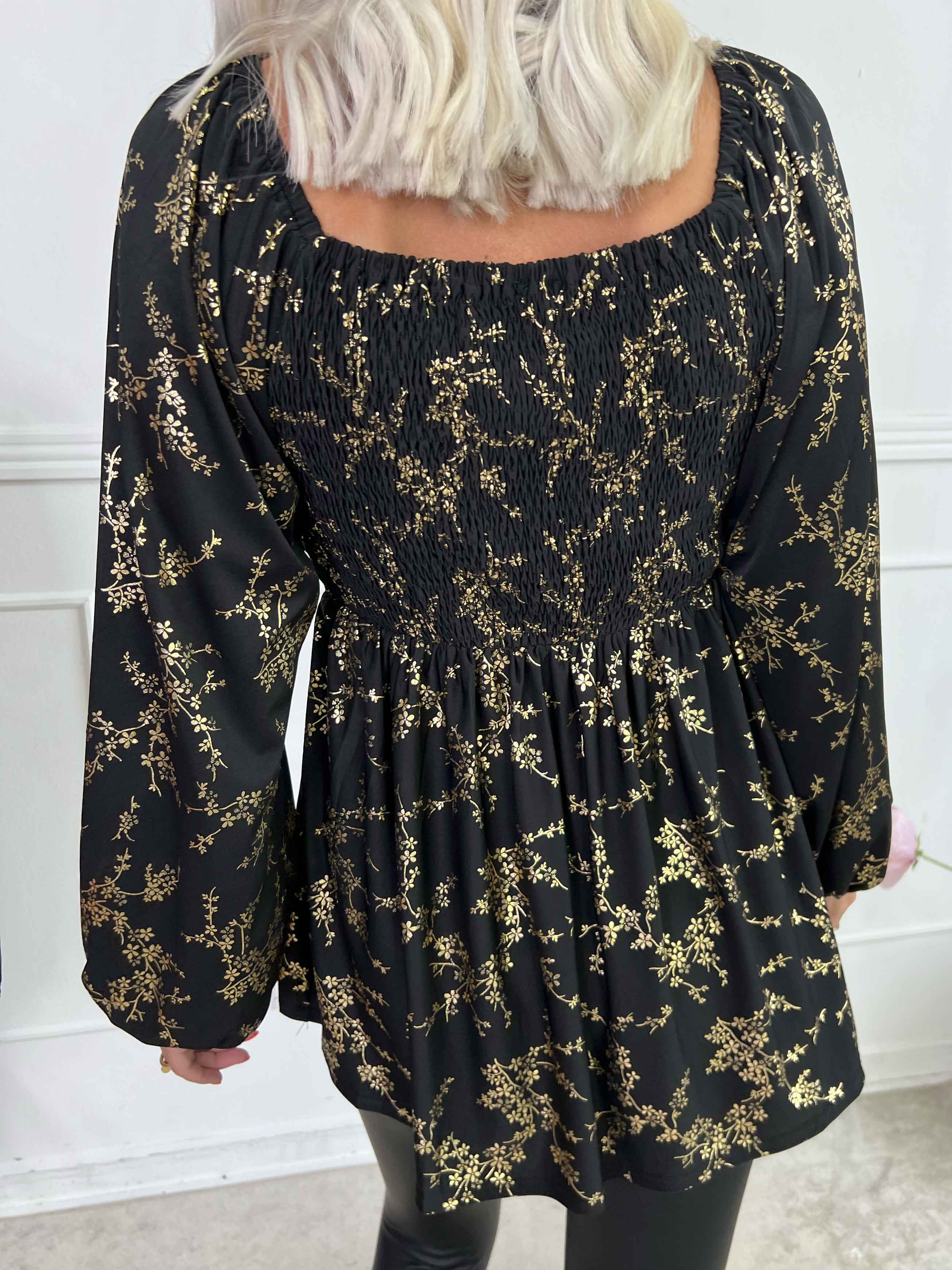Elna Gold Shirt L/S - Elastisk bluse med guld print og smock over brystet