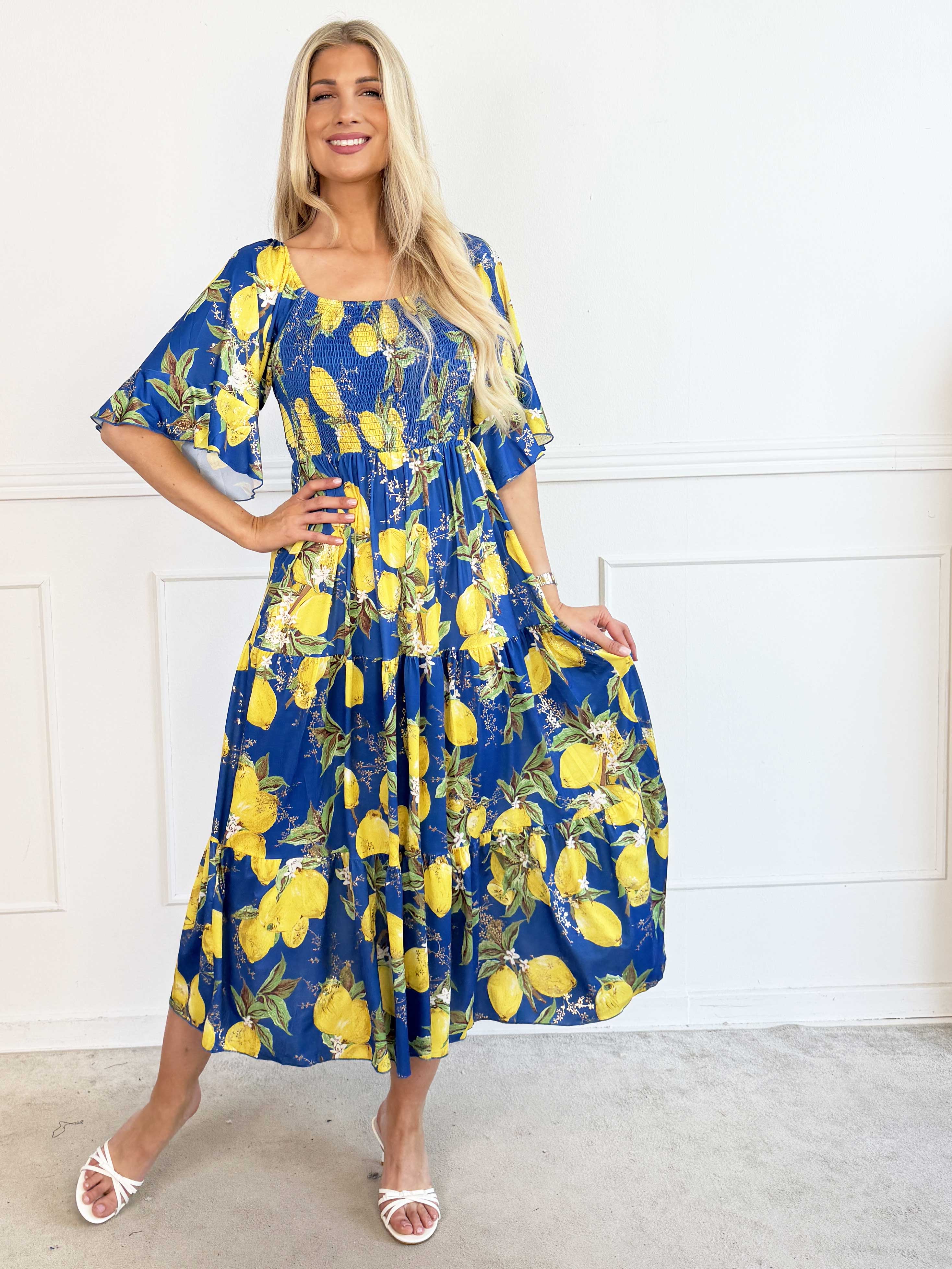 Elna Lemon - Lang elastisk plus size kjole med citroner og smock over brystet
