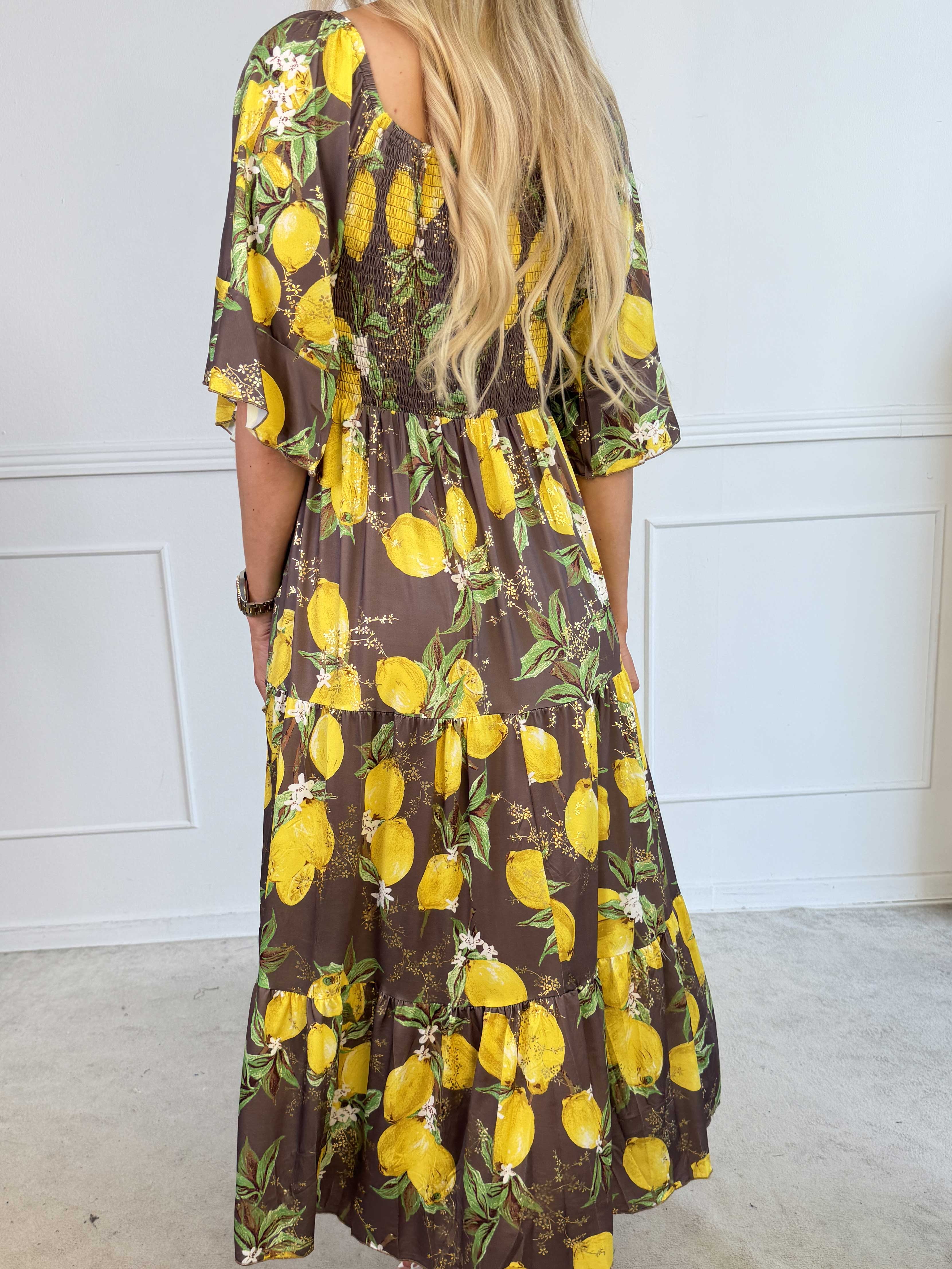 Elna Lemon - Lang elastisk plus size kjole med citroner og smock over brystet