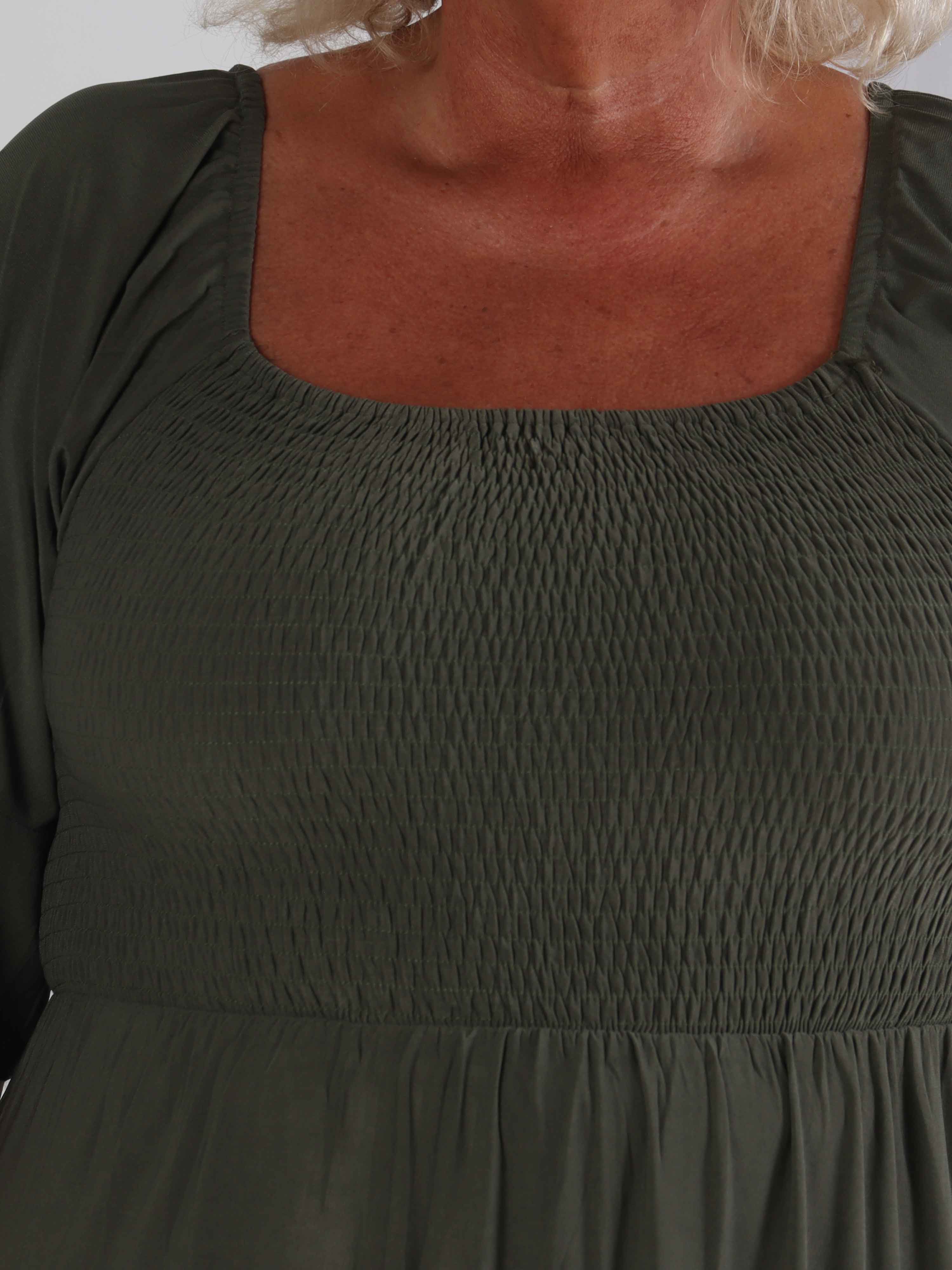 Elna Plain - Elastisk plain plus size kjole med smock over brystet