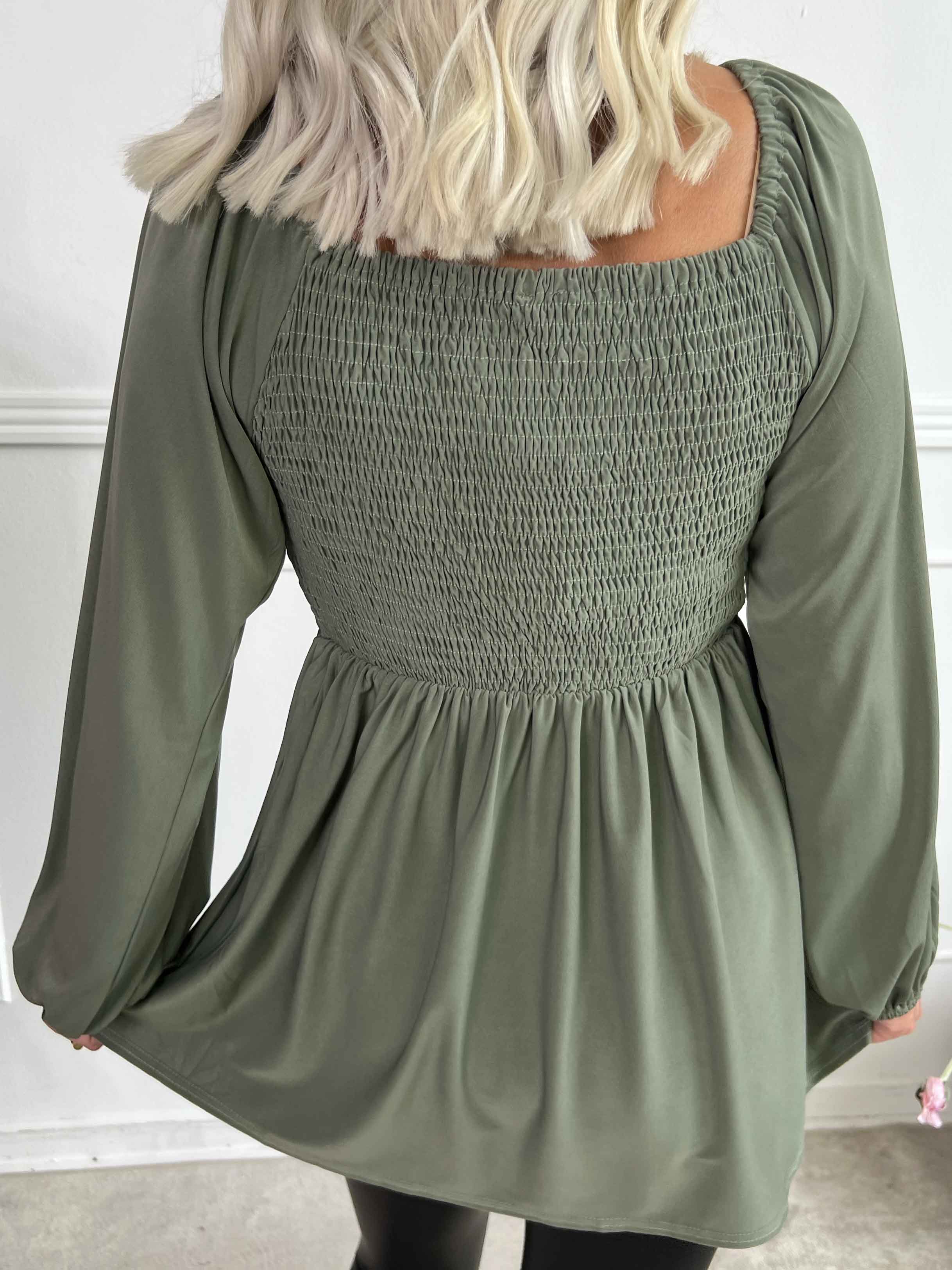 Elna Plain Shirt L/S - Elastisk bluse med smock over brystet