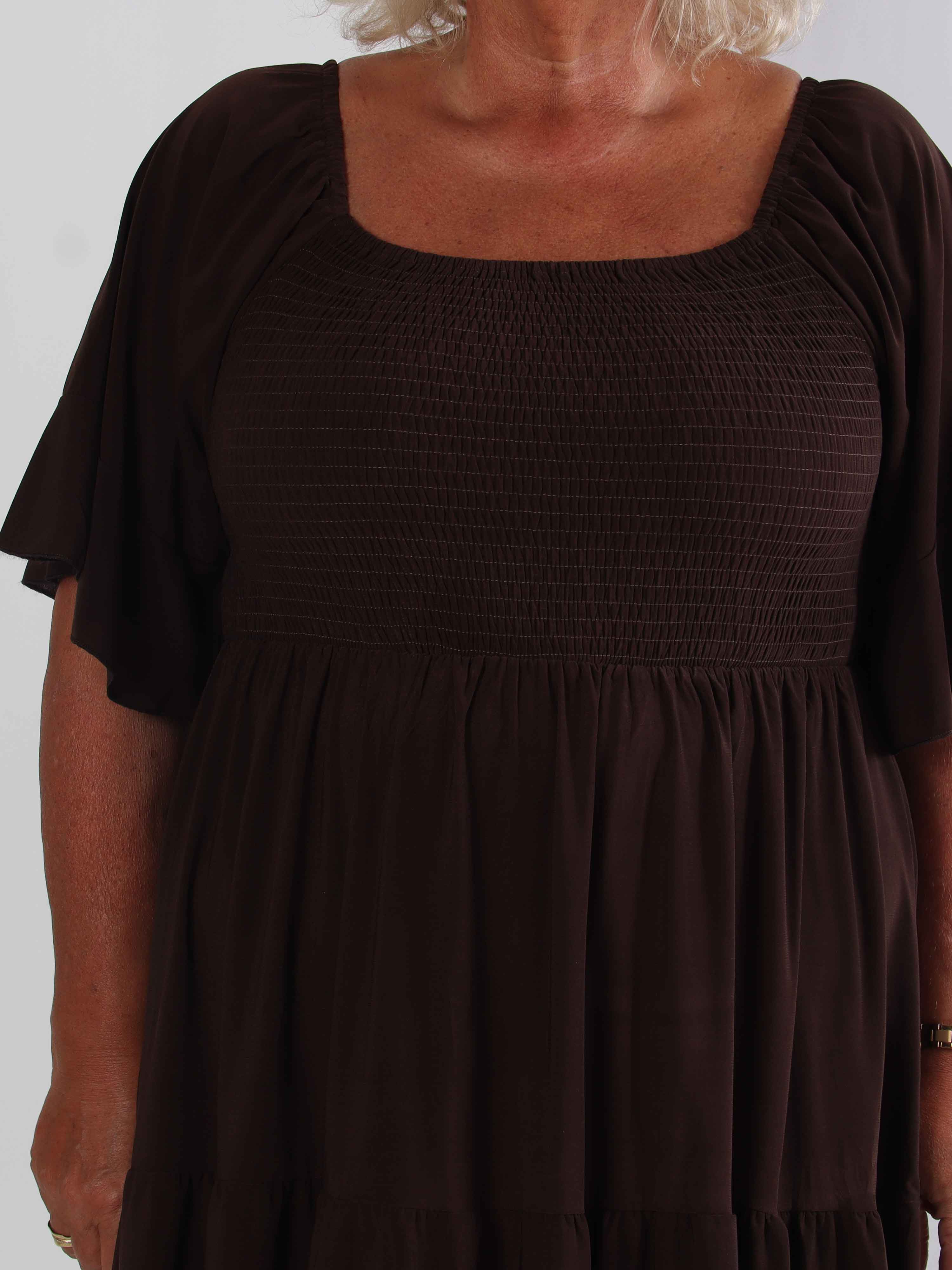 Elna Plain Short - Elastisk plain plus size kjole med smock over brystet