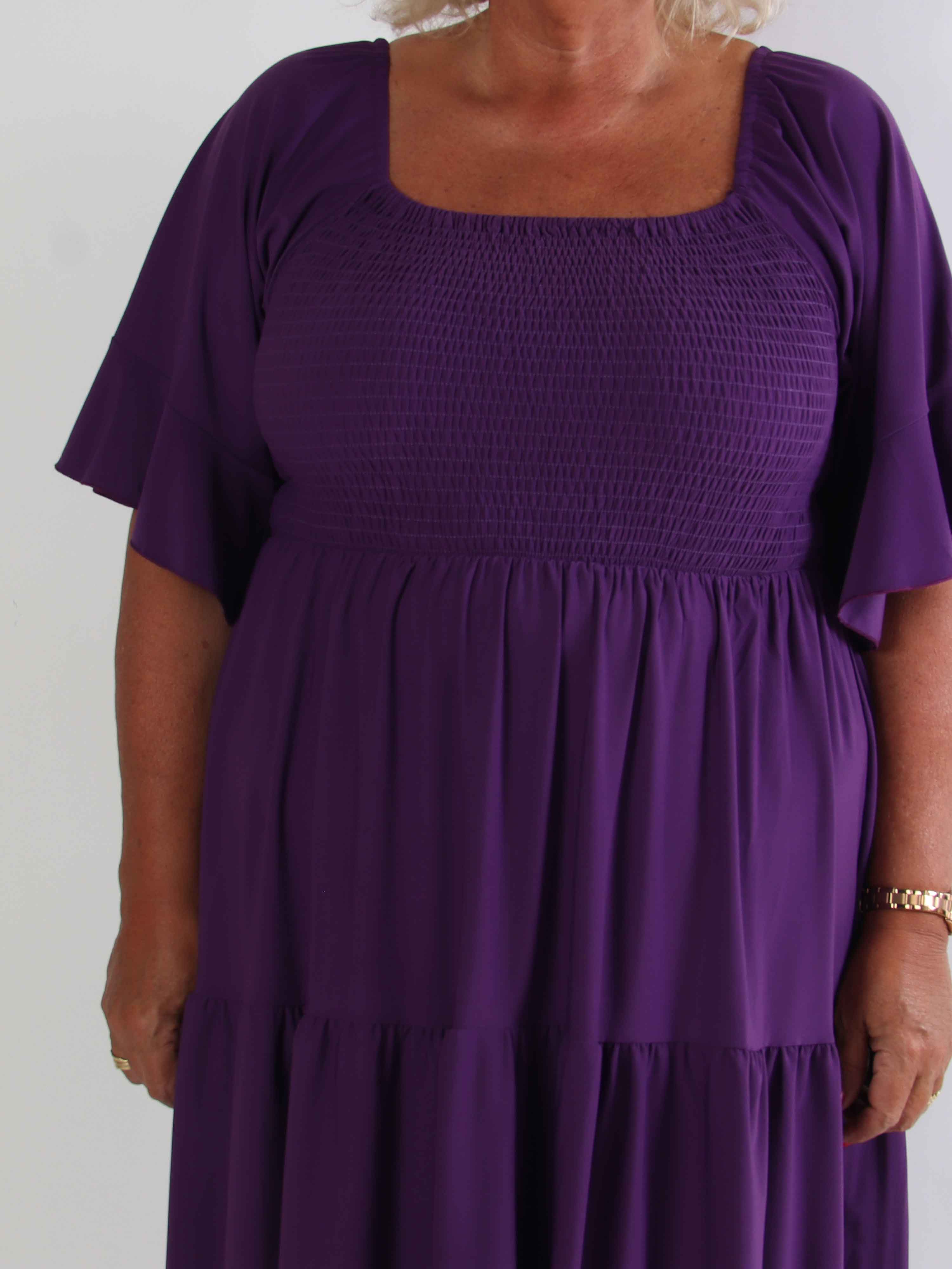 Elna Plain Short - Elastisk plain plus size kjole med smock over brystet