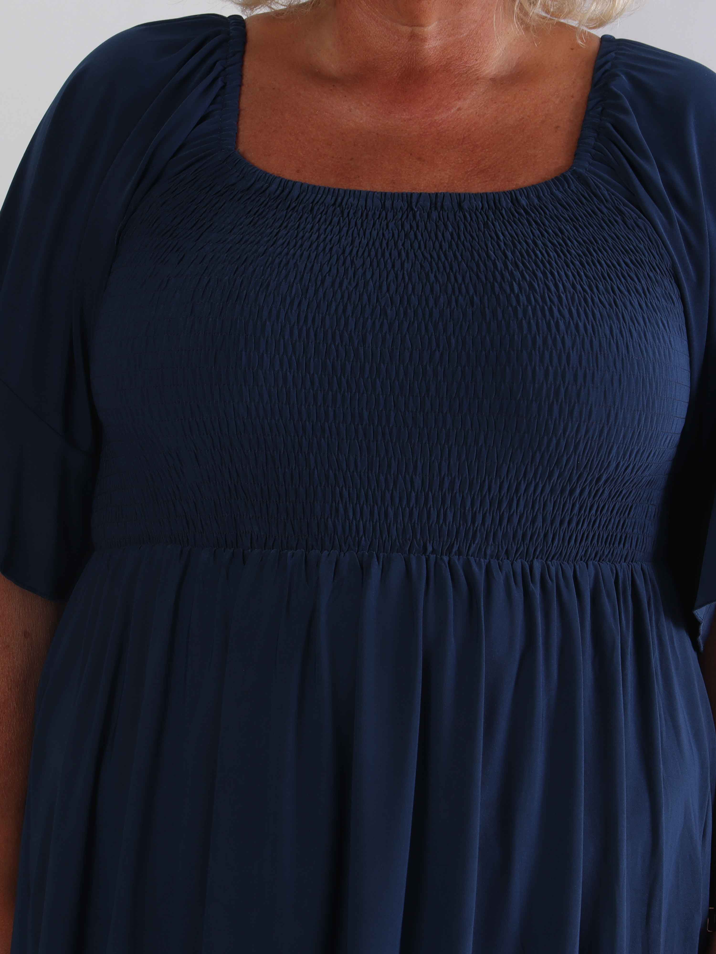 Elna Plain Short - Elastisk plain plus size kjole med smock over brystet