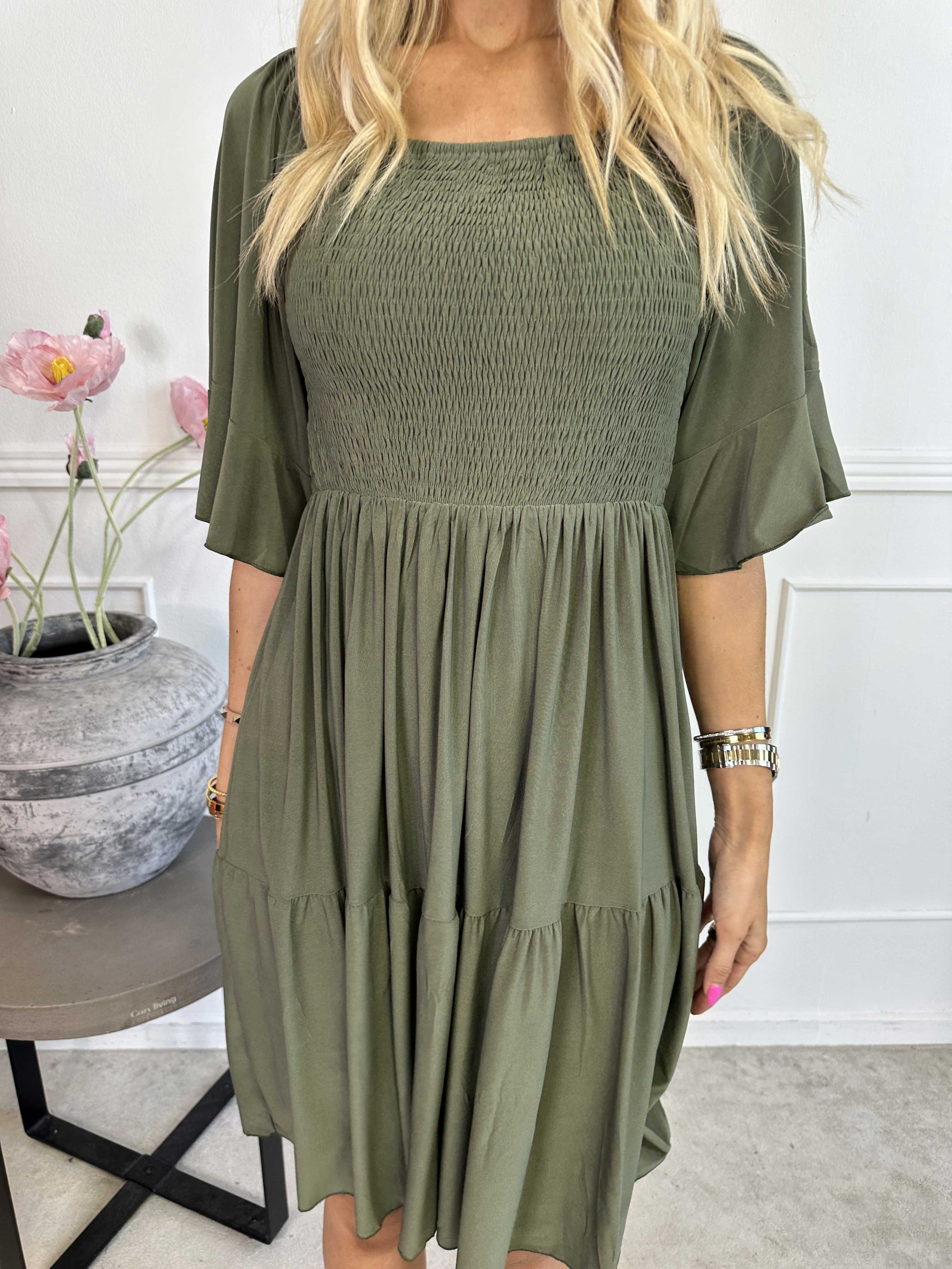 Elna Plain Short - Elastisk plain kjole med smock over brystet