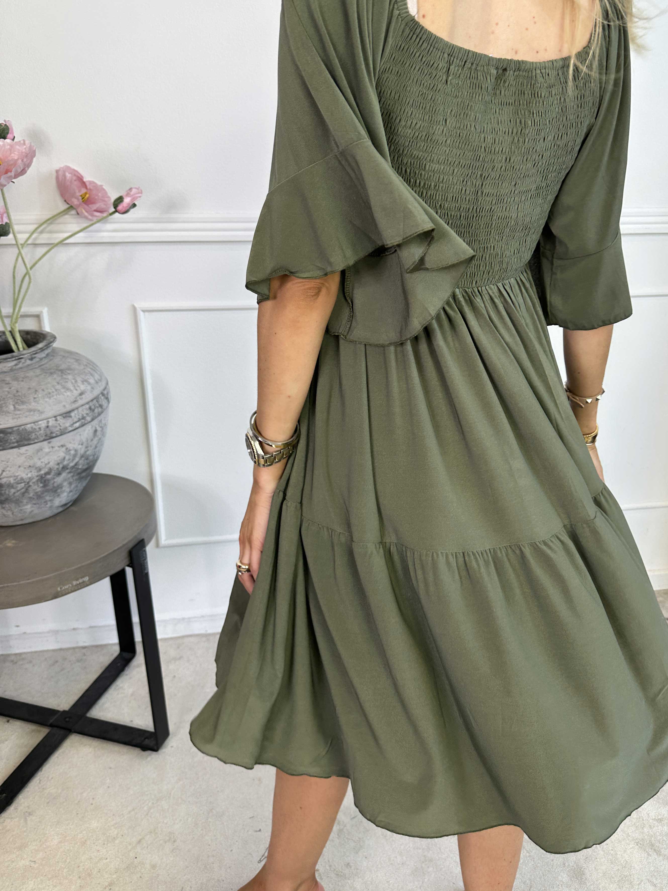 Elna Plain Short - Elastisk plain kjole med smock over brystet