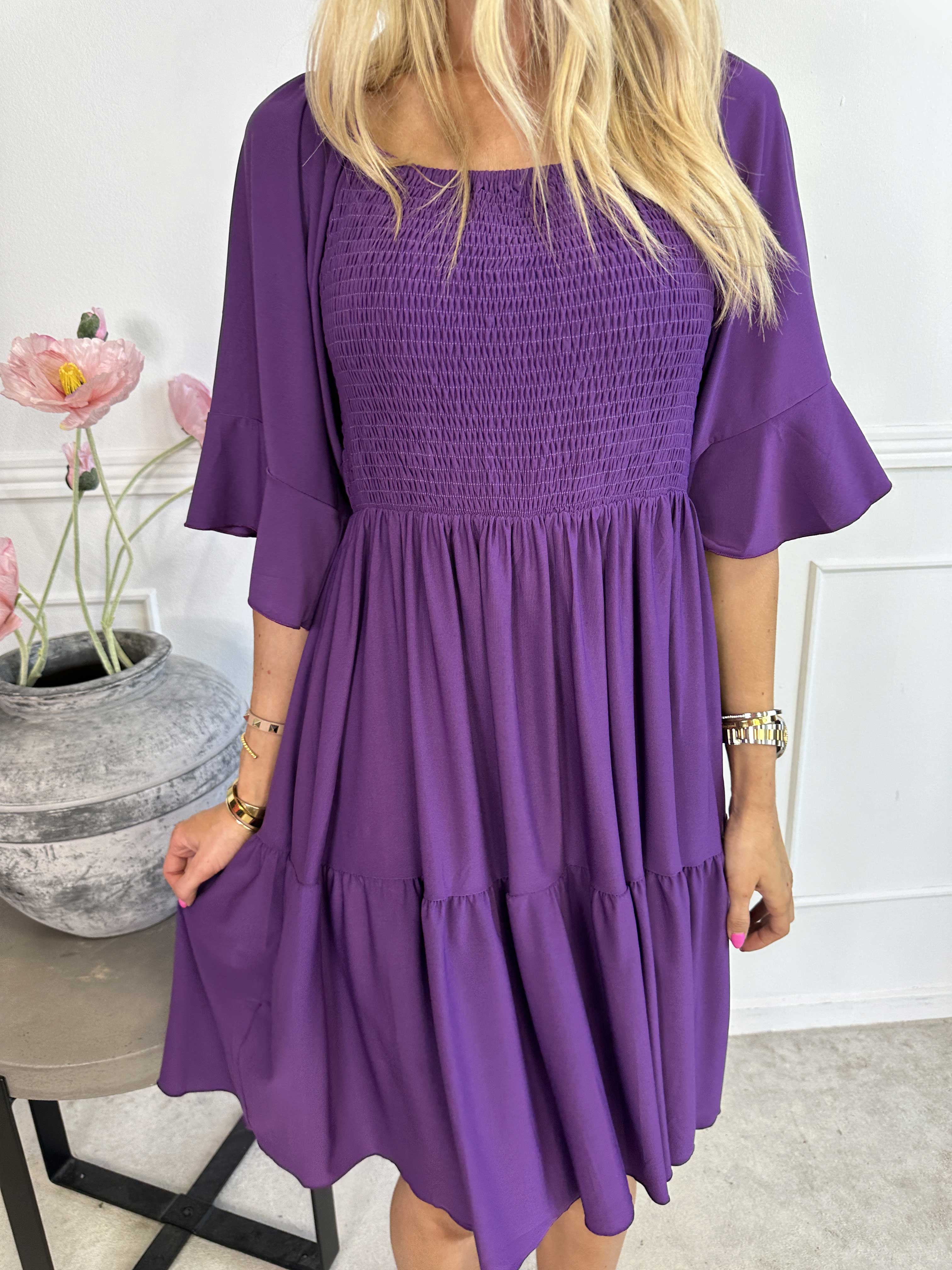 Elna Plain Short - Elastisk plain kjole med smock over brystet