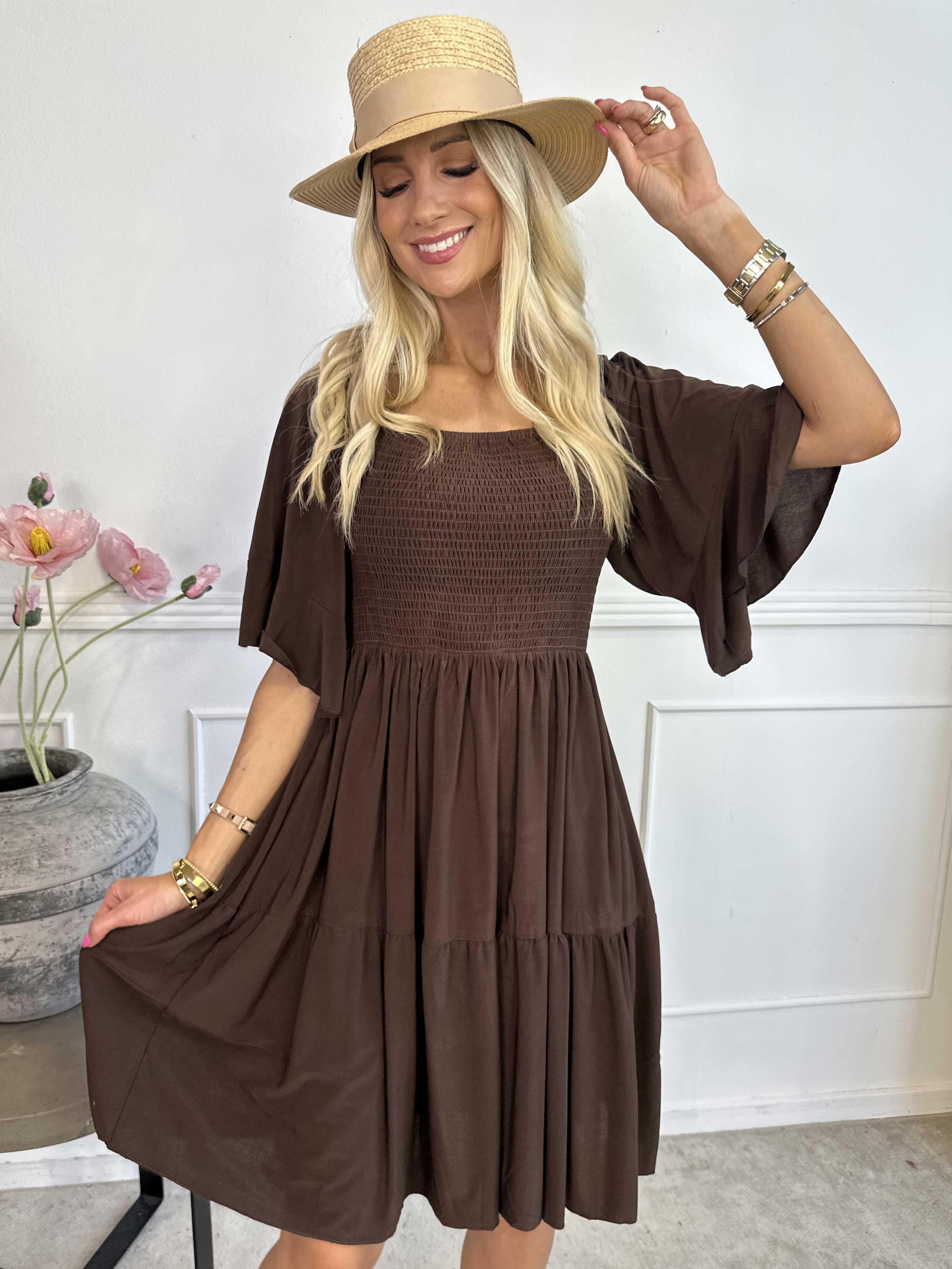 Elna Plain Short - Elastisk plain kjole med smock over brystet