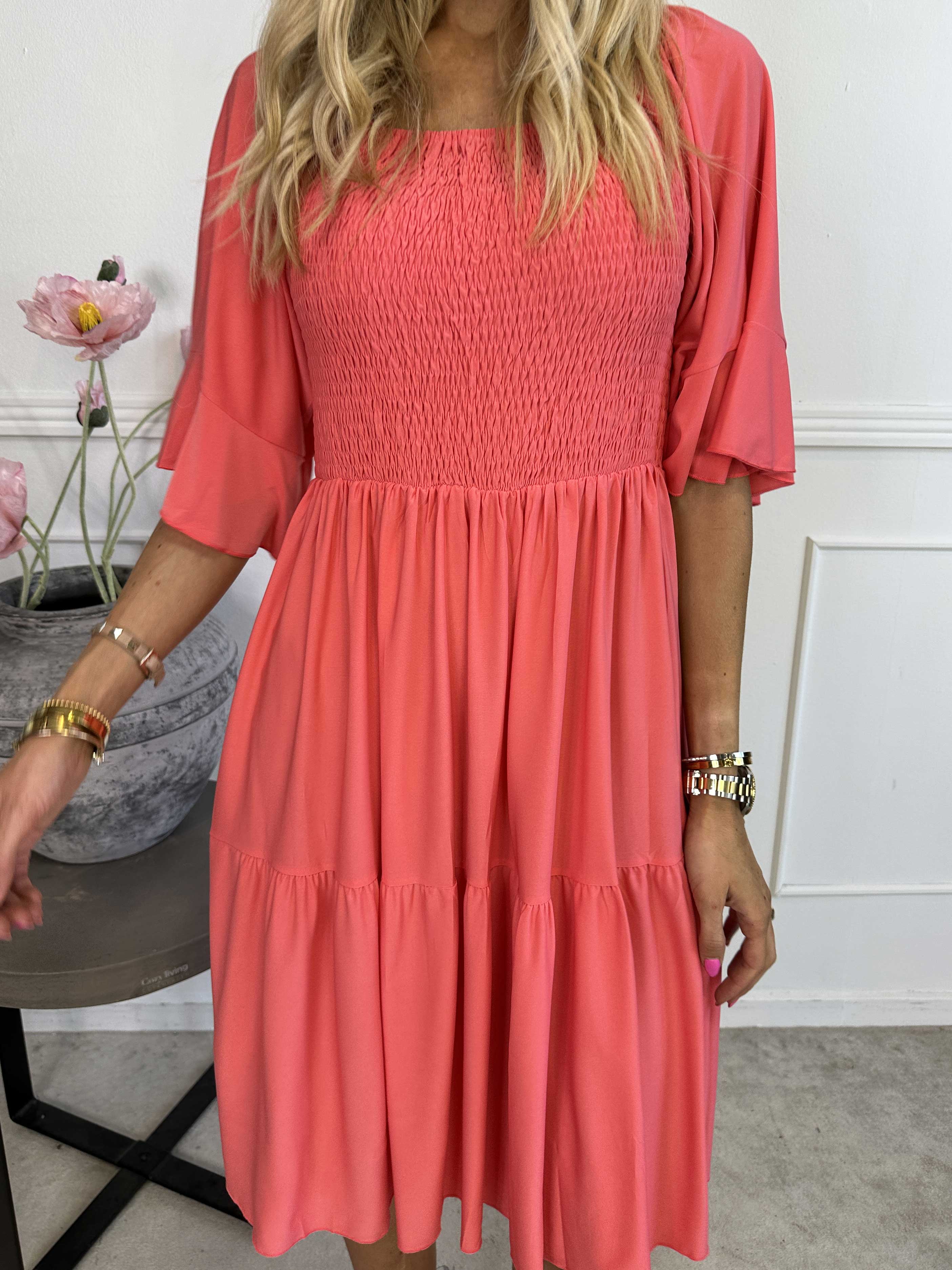 Elna Plain Short - Elastisk plain kjole med smock over brystet