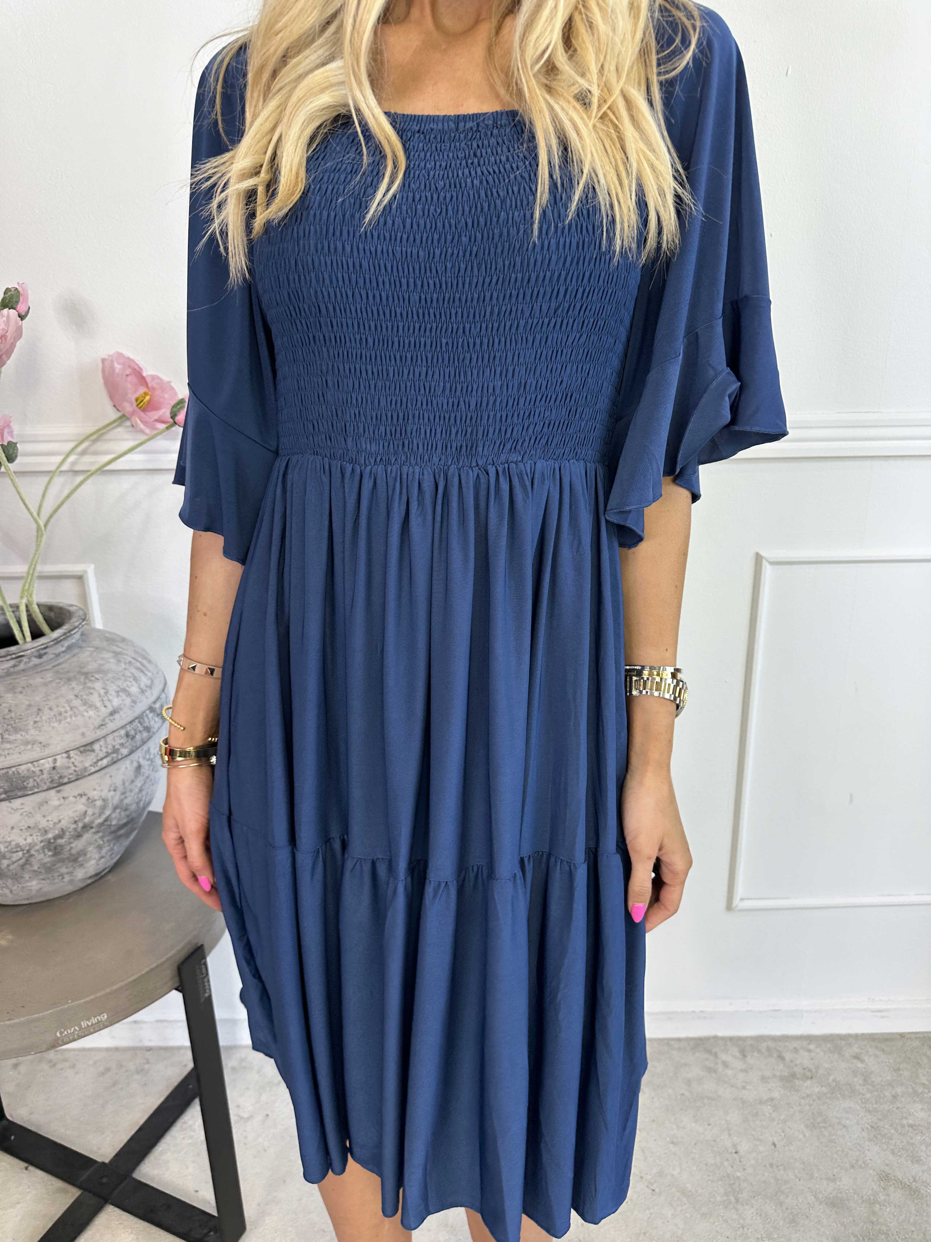 Elna Plain Short - Elastisk plain kjole med smock over brystet