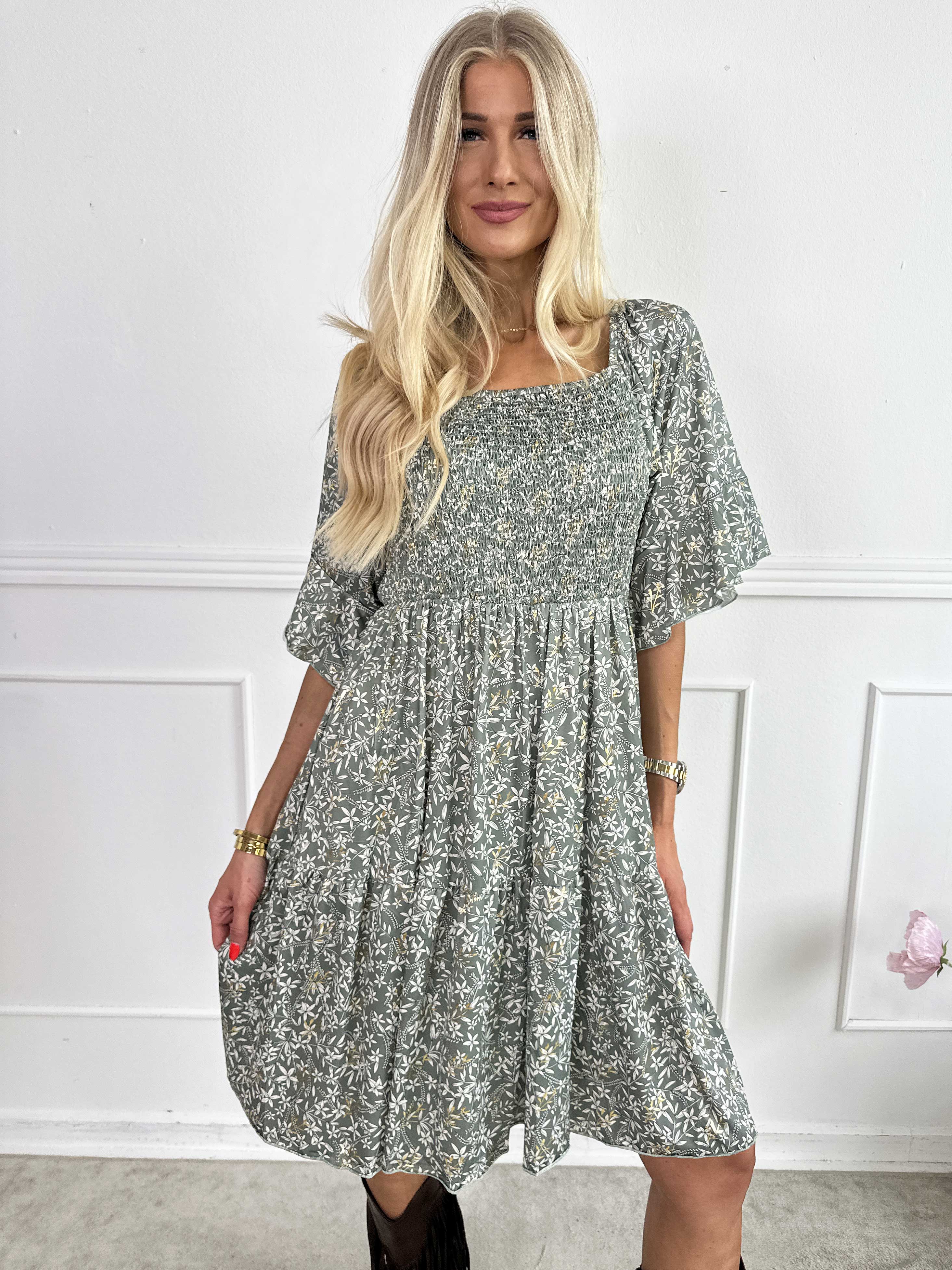 Elna Small Flower Short - Blomstret elastisk kjole med smock over brystet