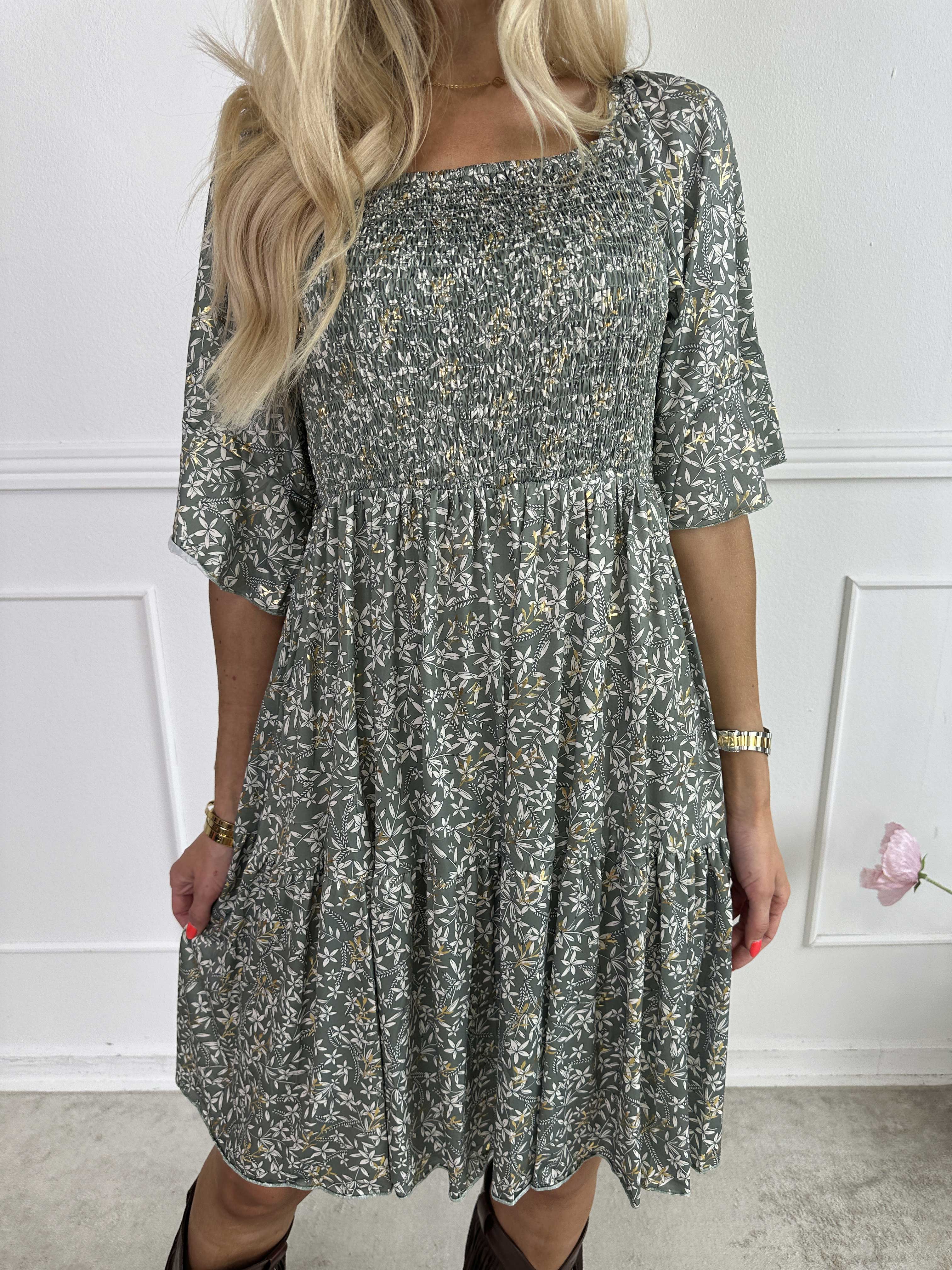 Elna Small Flower Short - Blomstret elastisk kjole med smock over brystet