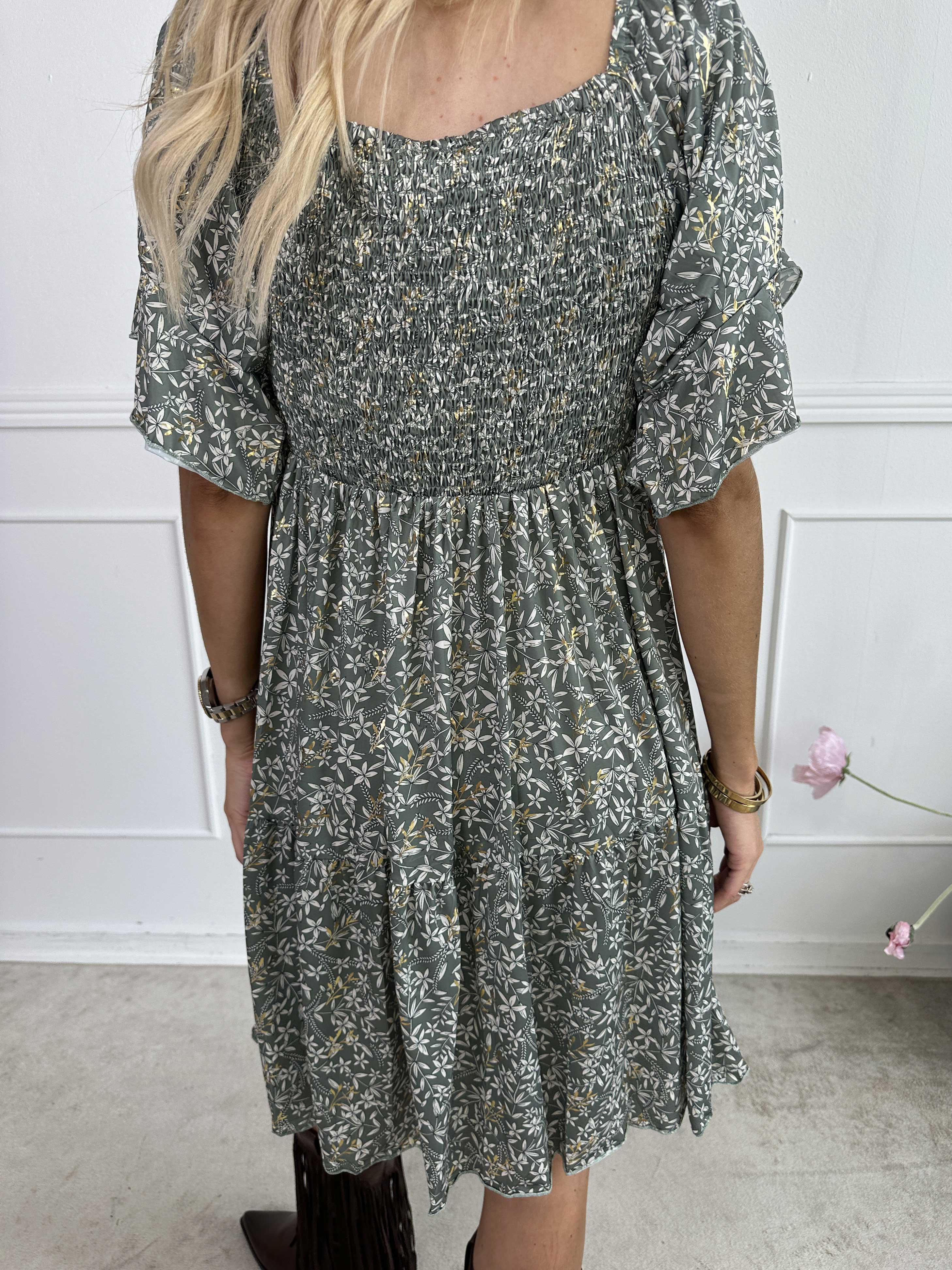 Elna Small Flower Short - Blomstret elastisk kjole med smock over brystet