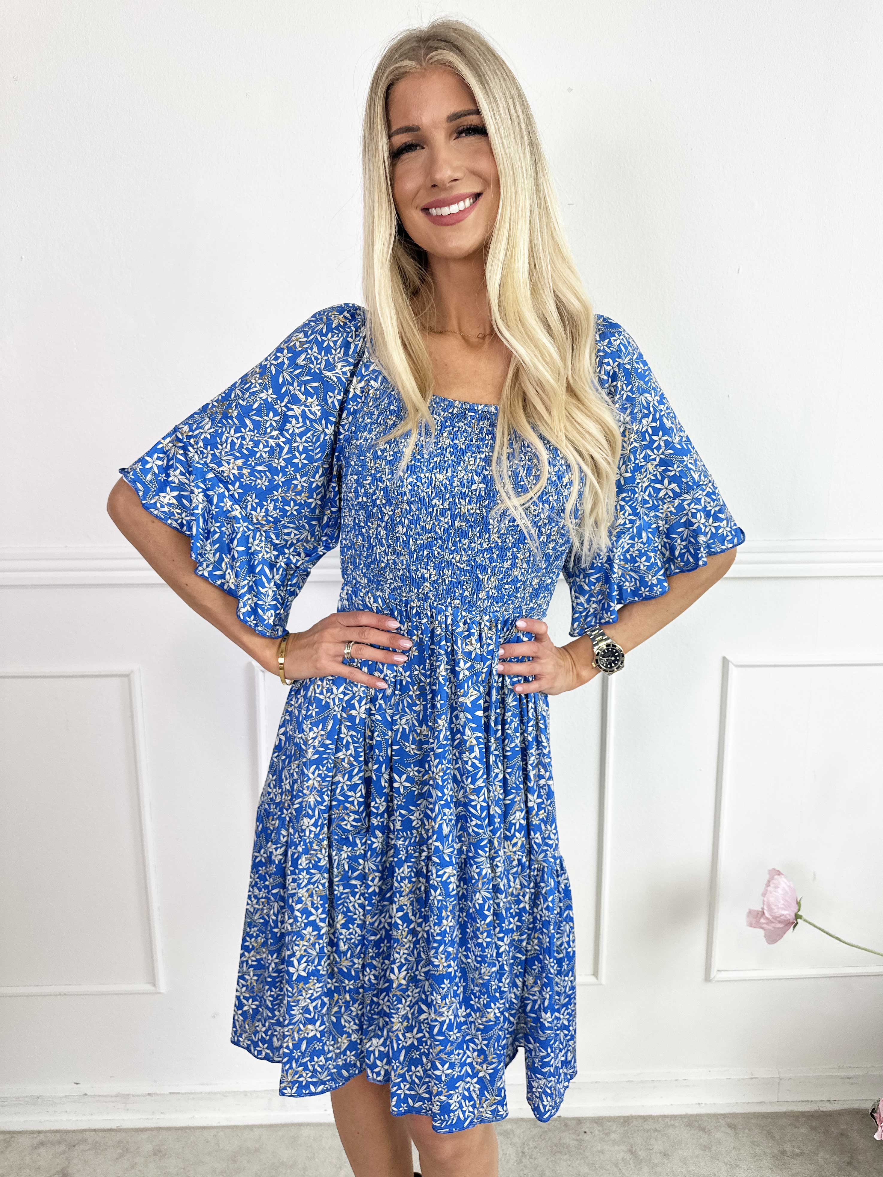 Elna Small Flower Short - Blomstret elastisk kjole med smock over brystet