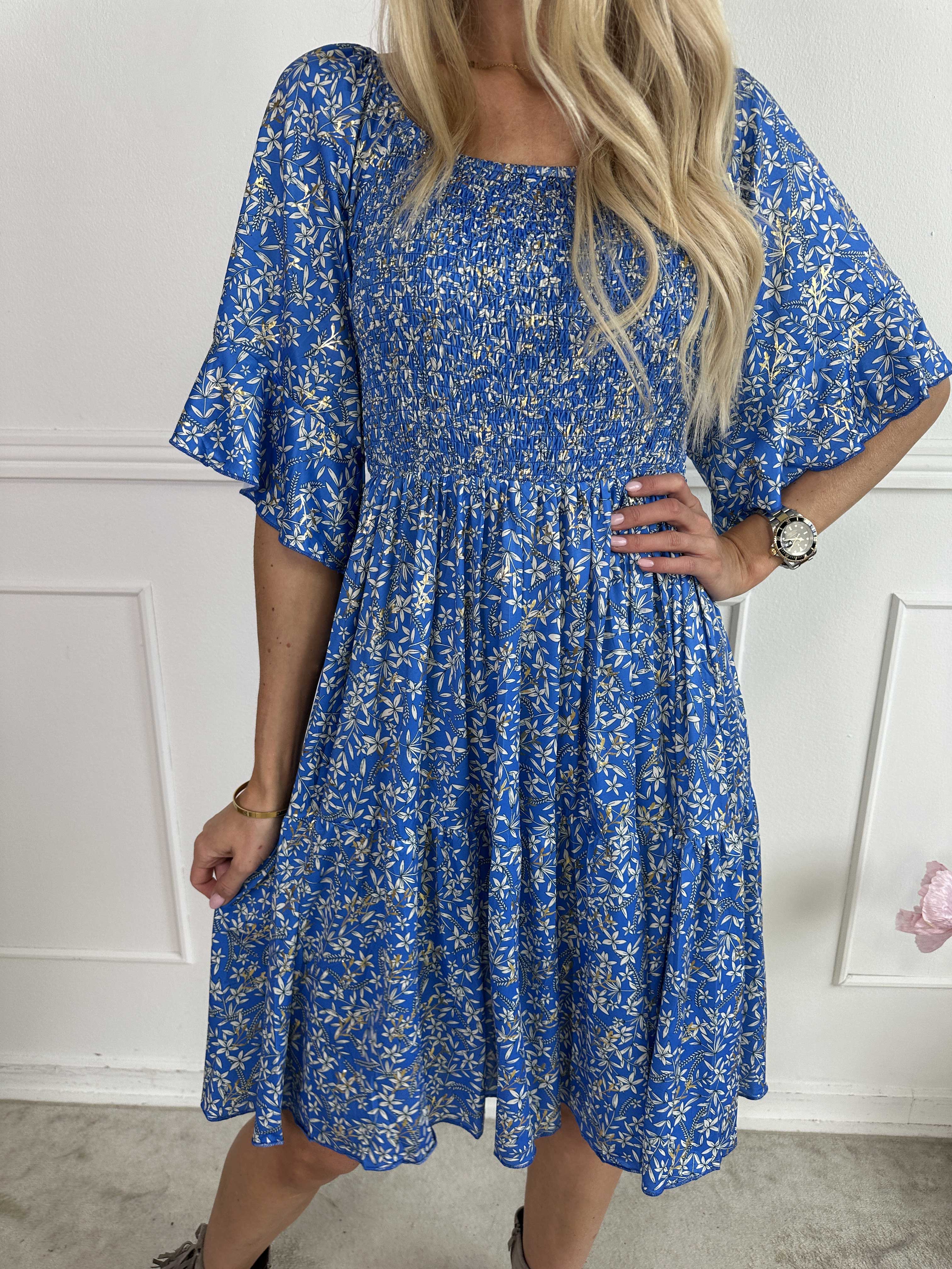 Elna Small Flower Short - Blomstret elastisk kjole med smock over brystet