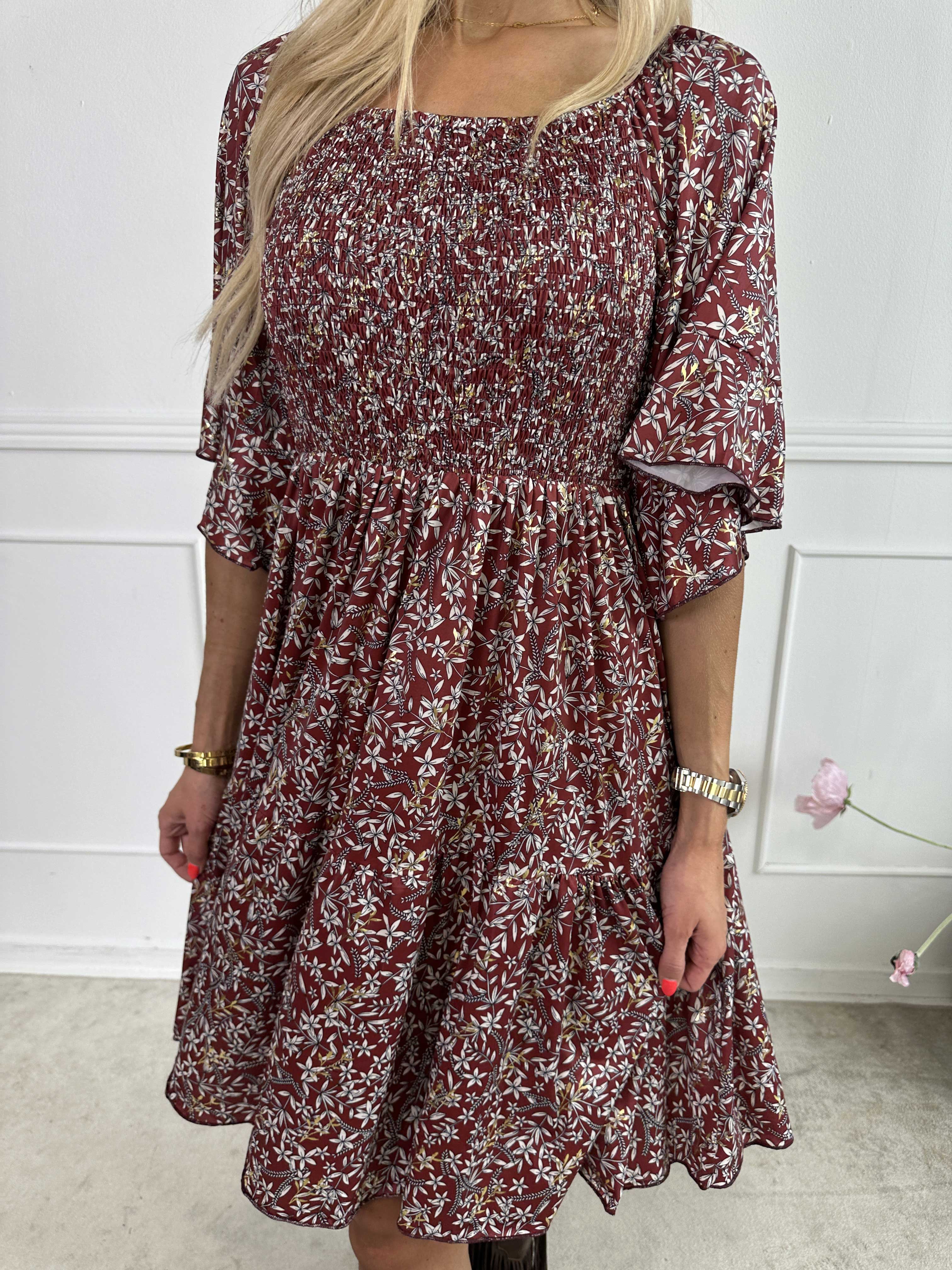 Elna Small Flower Short - Blomstret elastisk kjole med smock over brystet