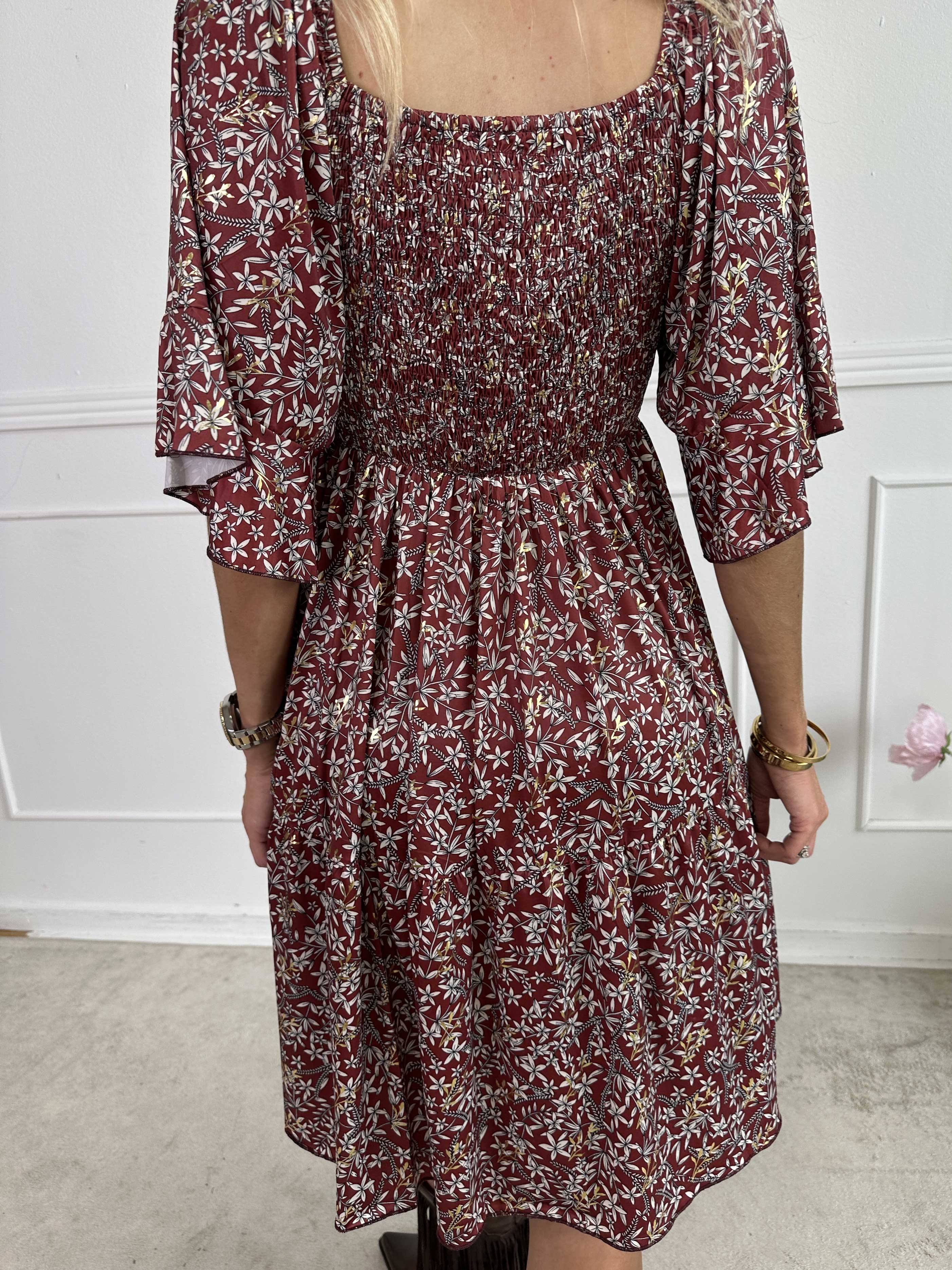 Elna Small Flower Short - Blomstret elastisk kjole med smock over brystet