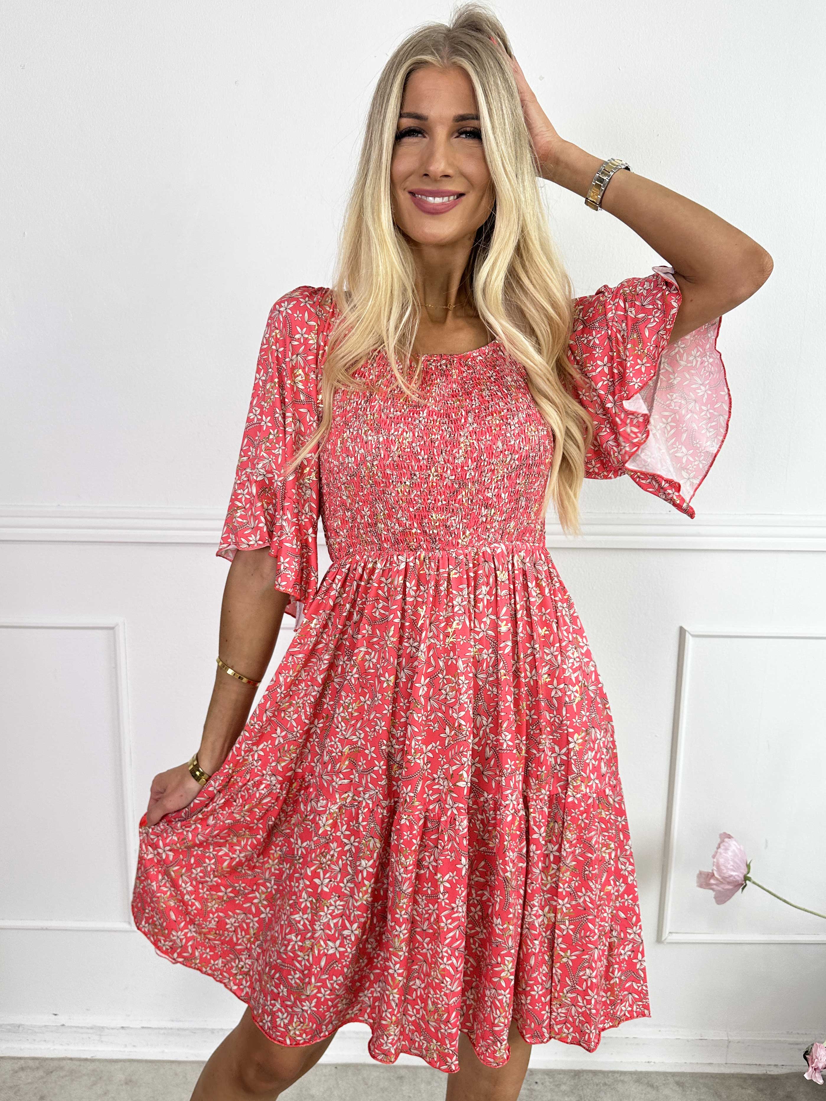 Elna Small Flower Short - Blomstret elastisk kjole med smock over brystet