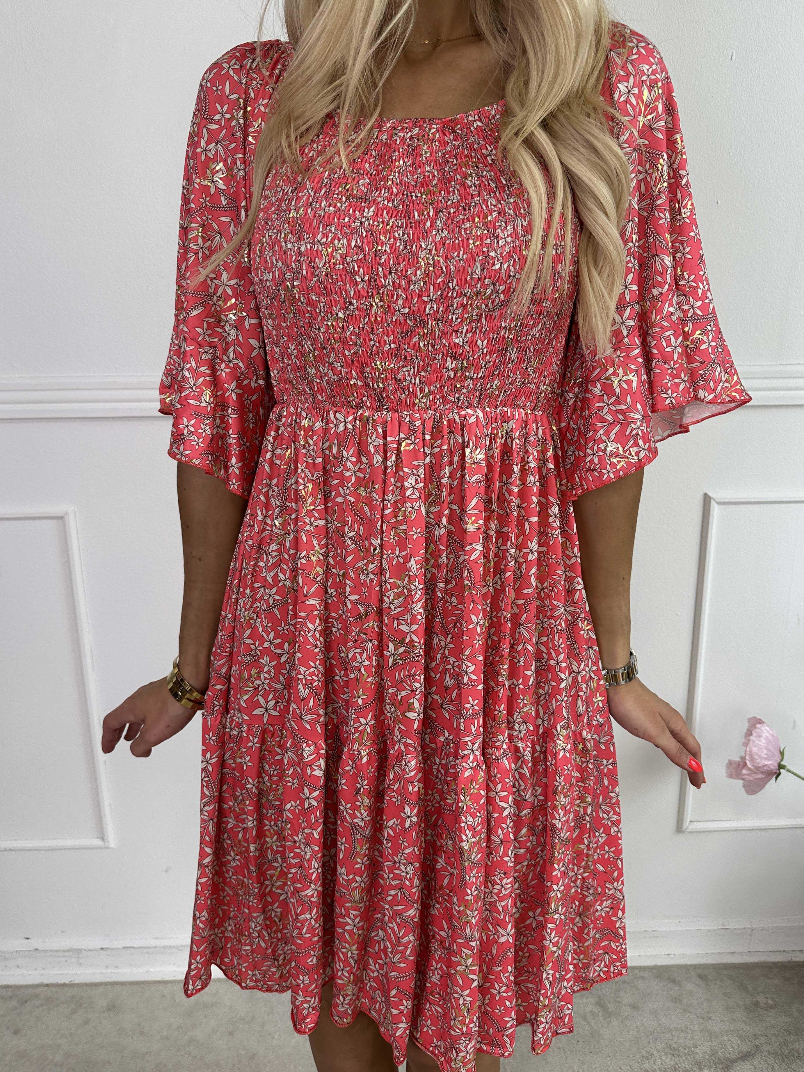 Elna Small Flower Short - Blomstret elastisk kjole med smock over brystet