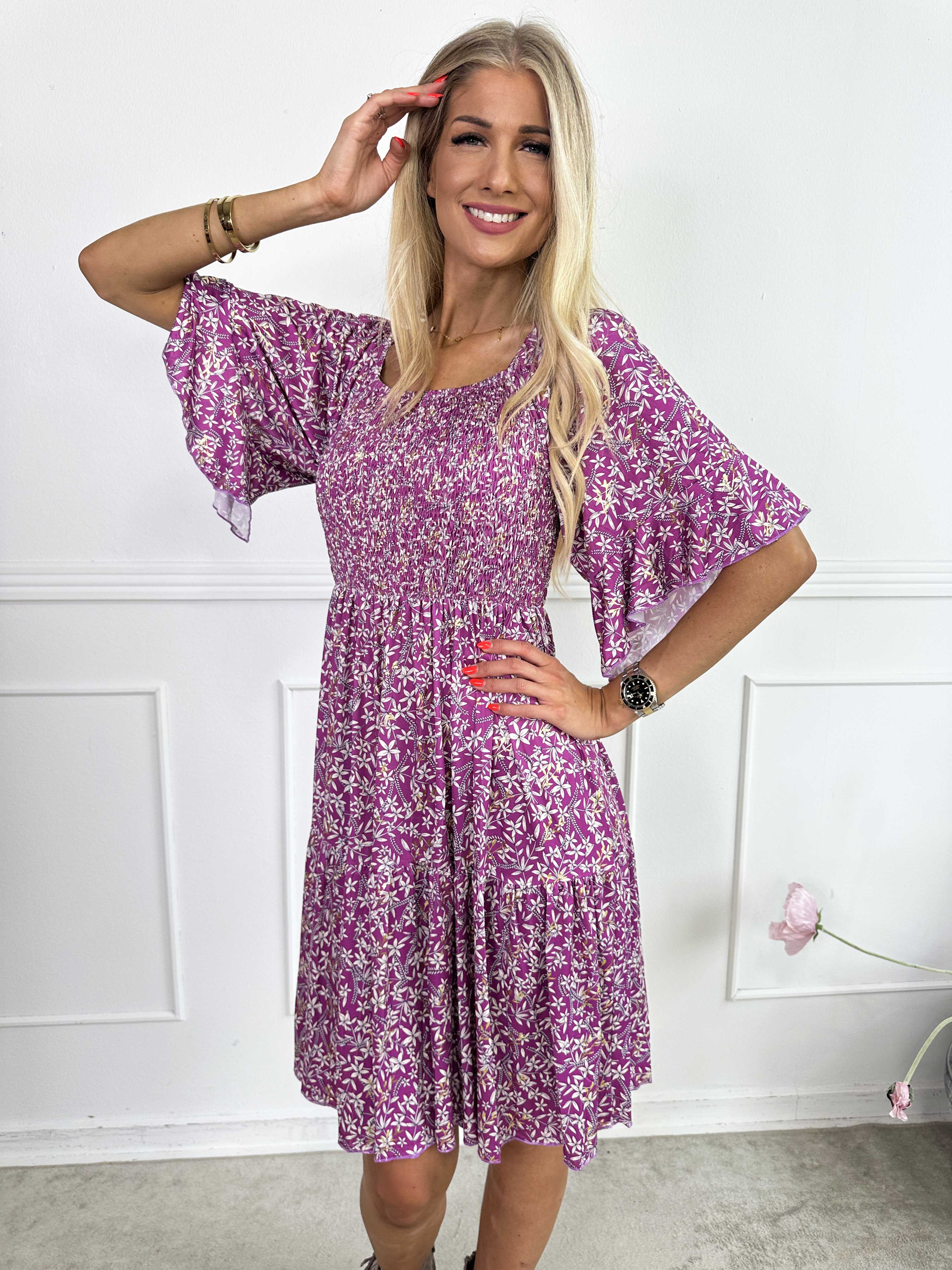Elna Small Flower Short - Blomstret elastisk kjole med smock over brystet