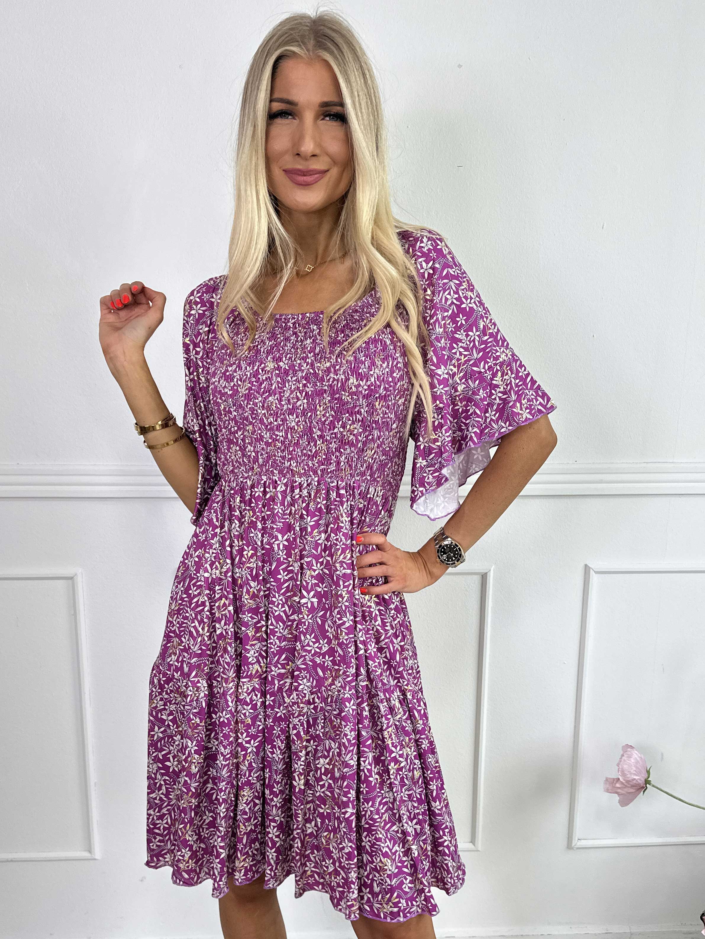 Elna Small Flower Short - Blomstret elastisk kjole med smock over brystet