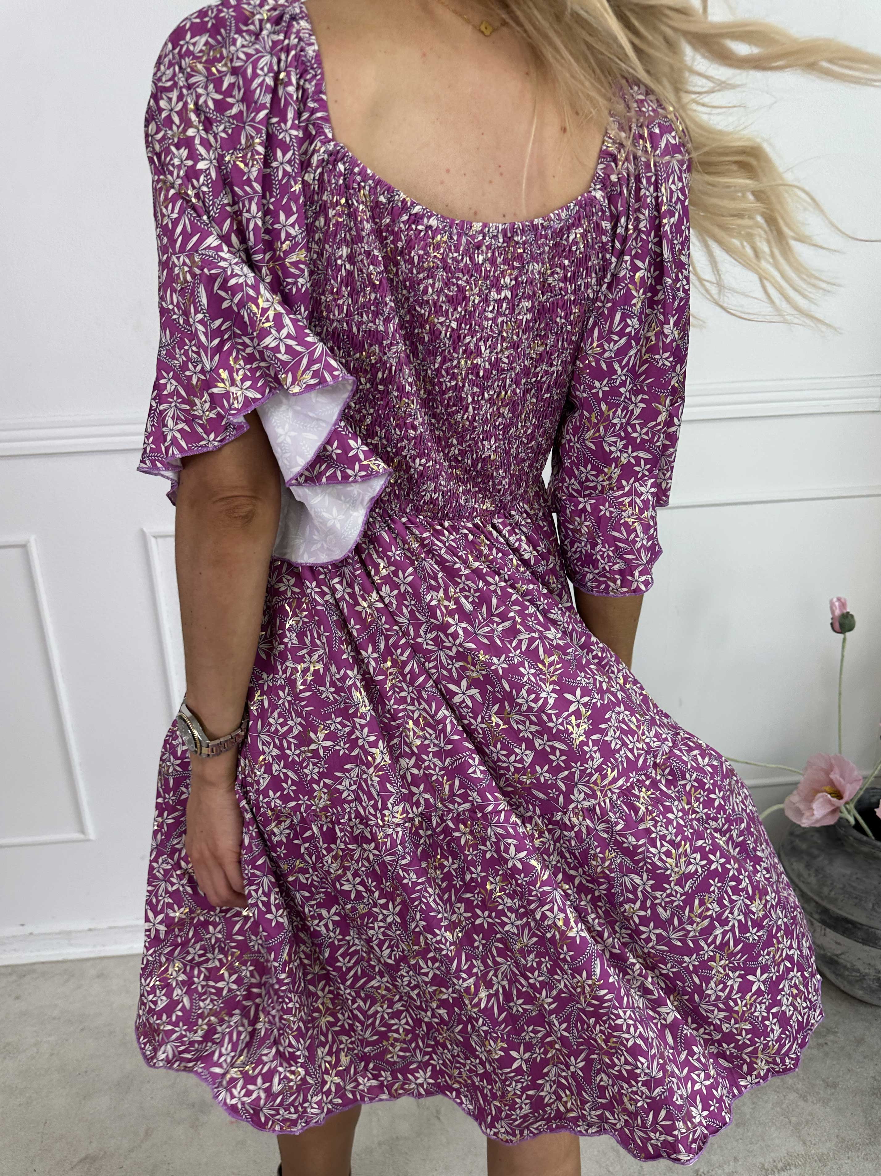 Elna Small Flower Short - Blomstret elastisk kjole med smock over brystet