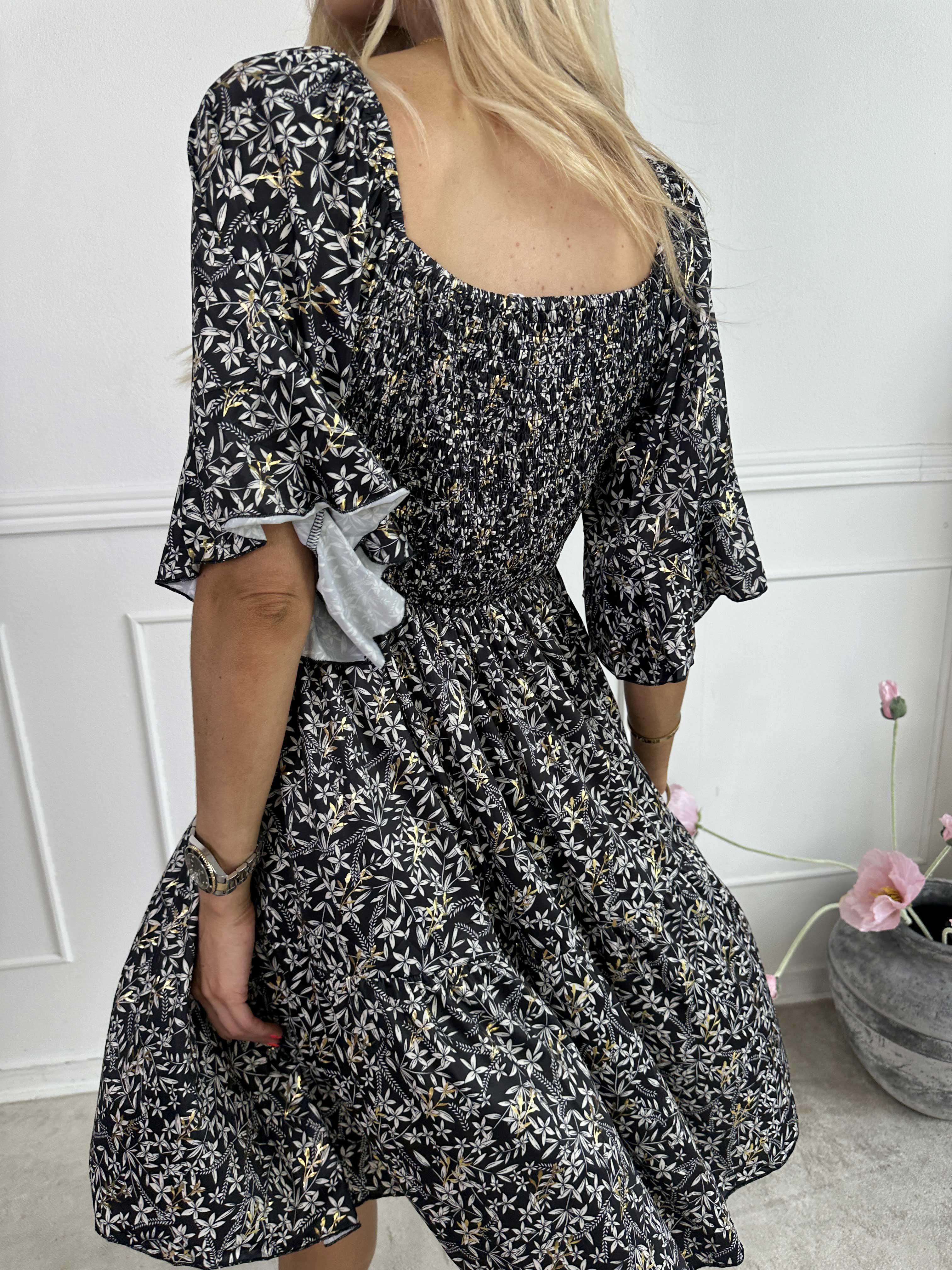 Elna Small Flower Short - Blomstret elastisk kjole med smock over brystet