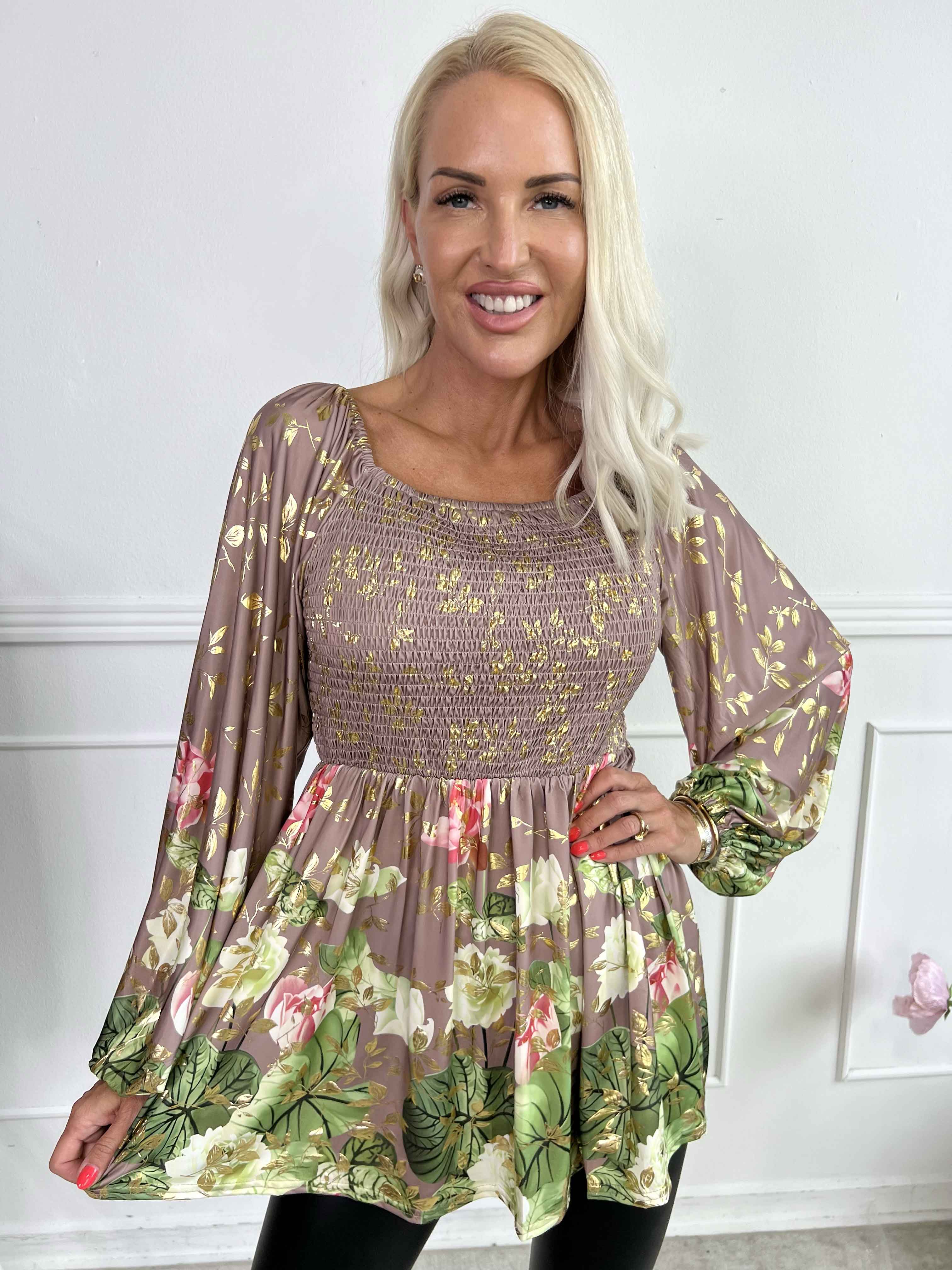 Elna Water Lily Shirt L/S - Elastisk bluse med blomsterprint og smock over brystet