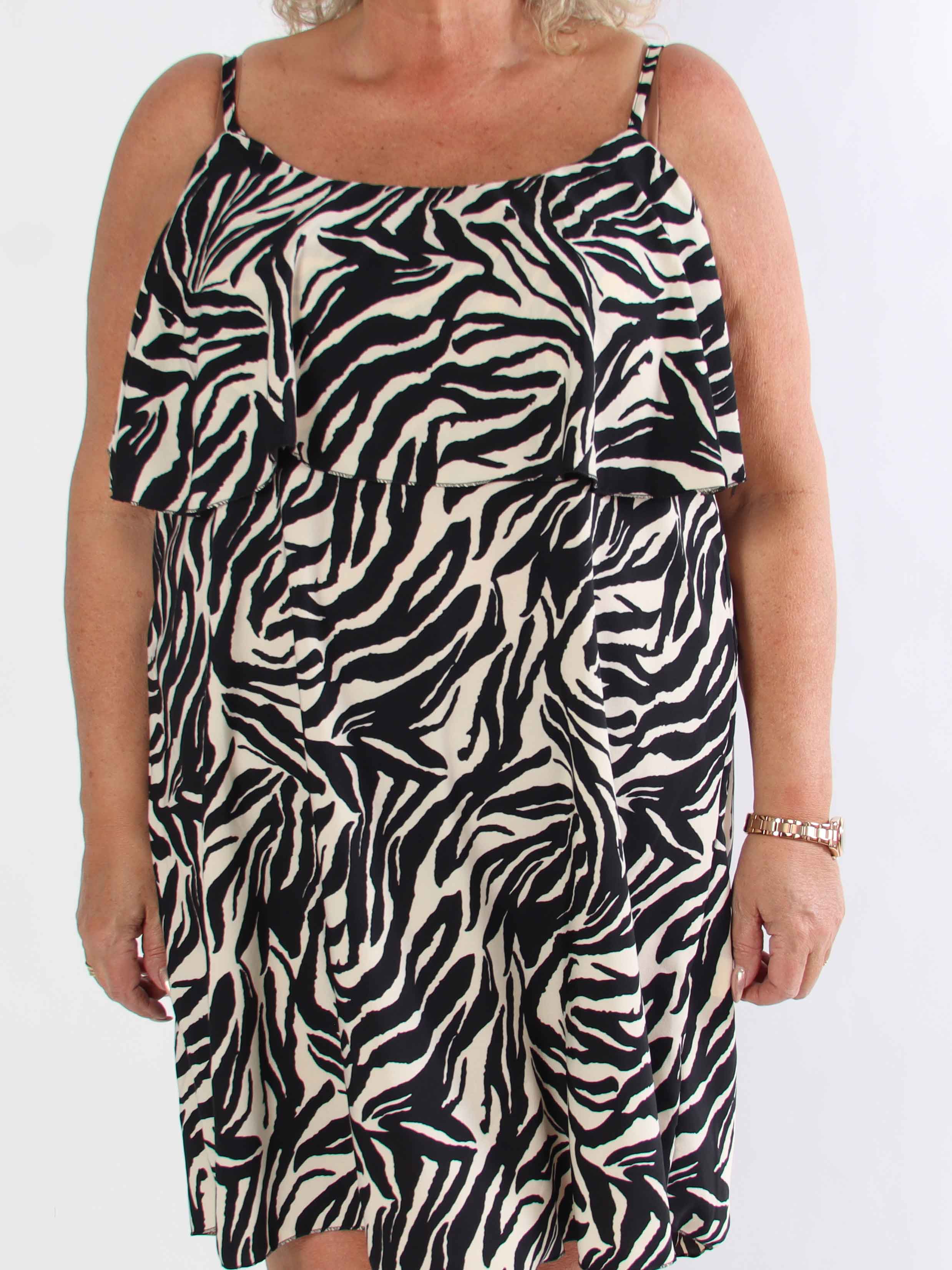 Elodie - Plus size sommerkjole i dyreprint med flæsekant