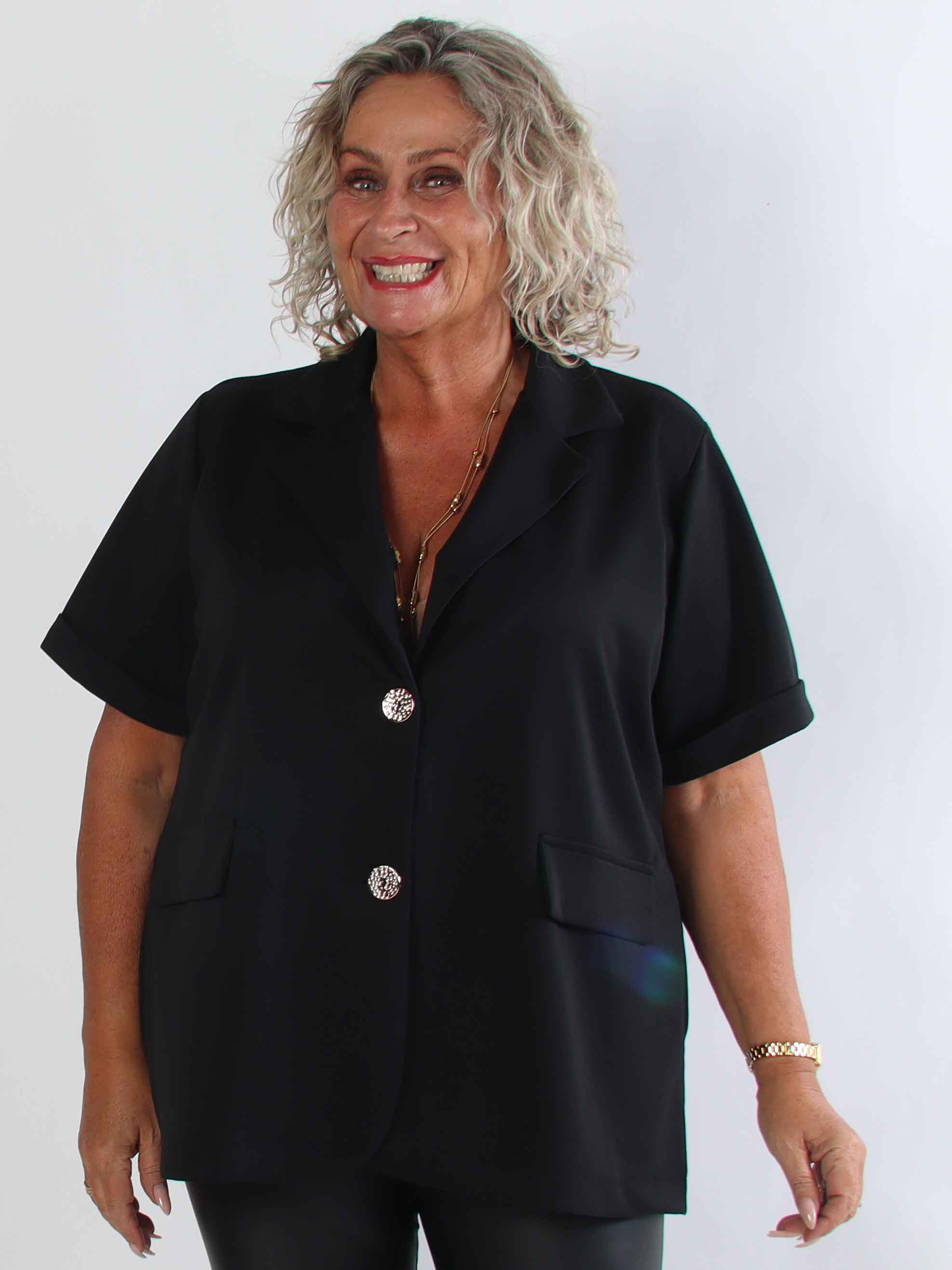 Elodie - Blød plus size blazer med korte ærmer og guldfarvede knapper